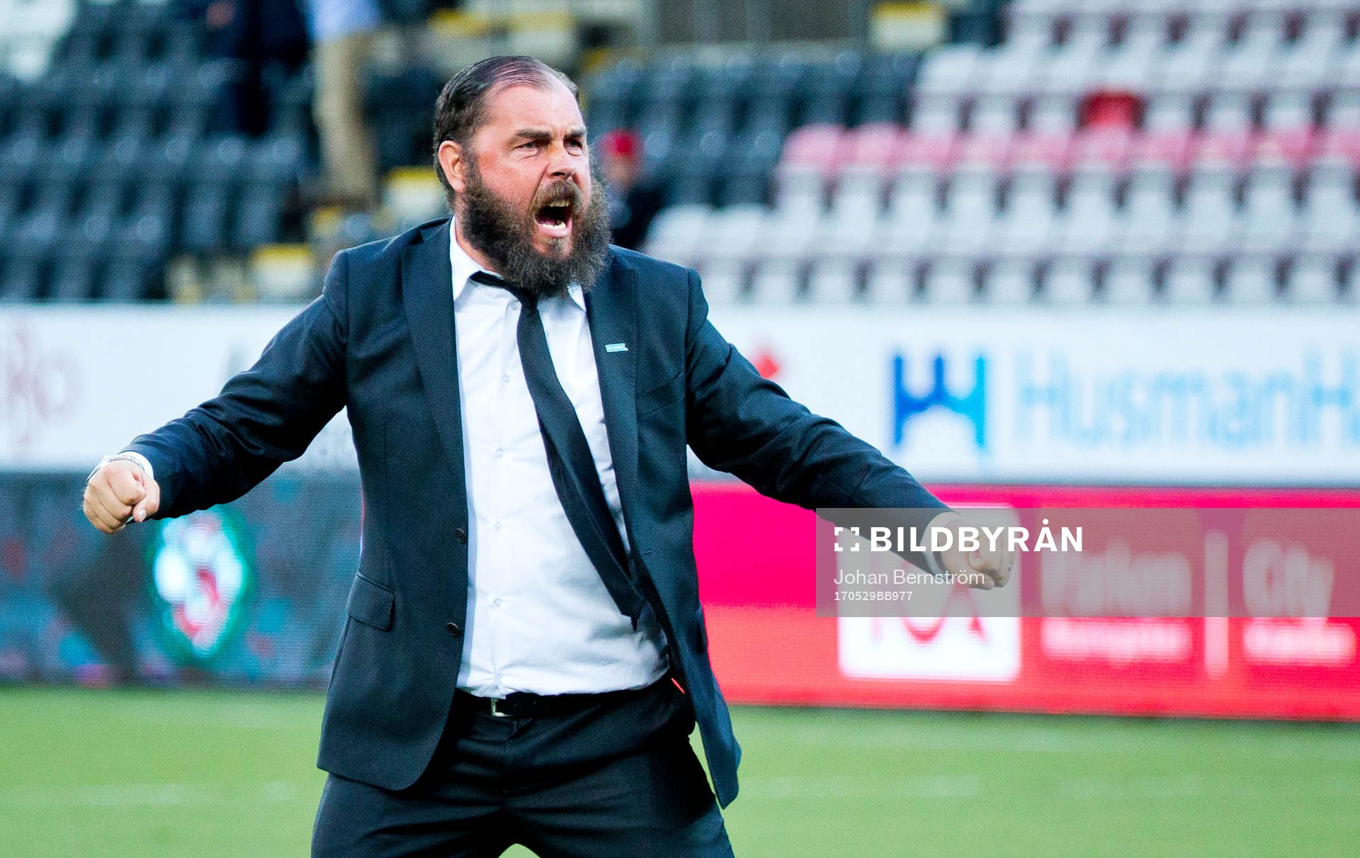 9 Örebros tränare Alexander Axén jublar