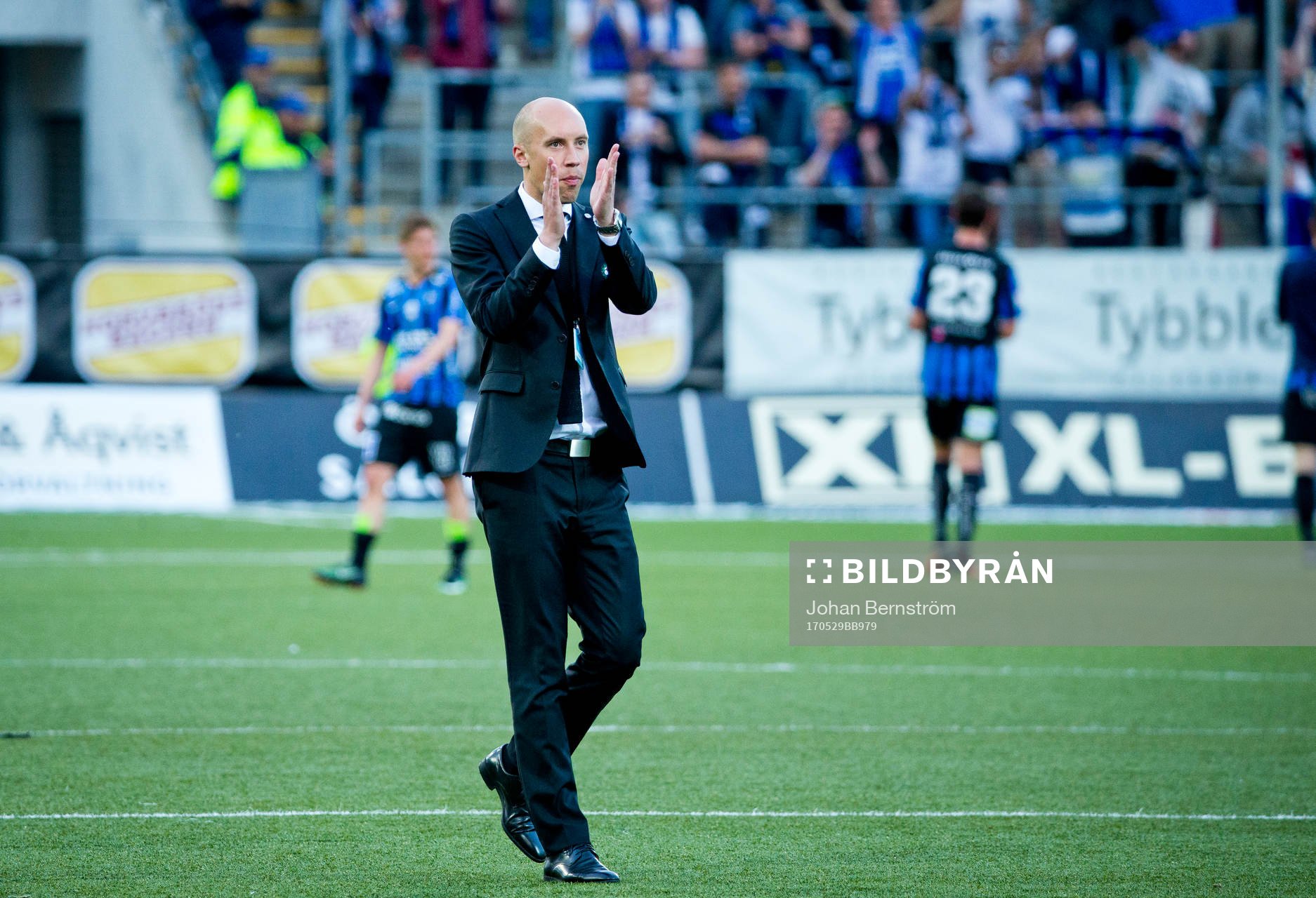 9 Örebros VD Simon Åström jublar