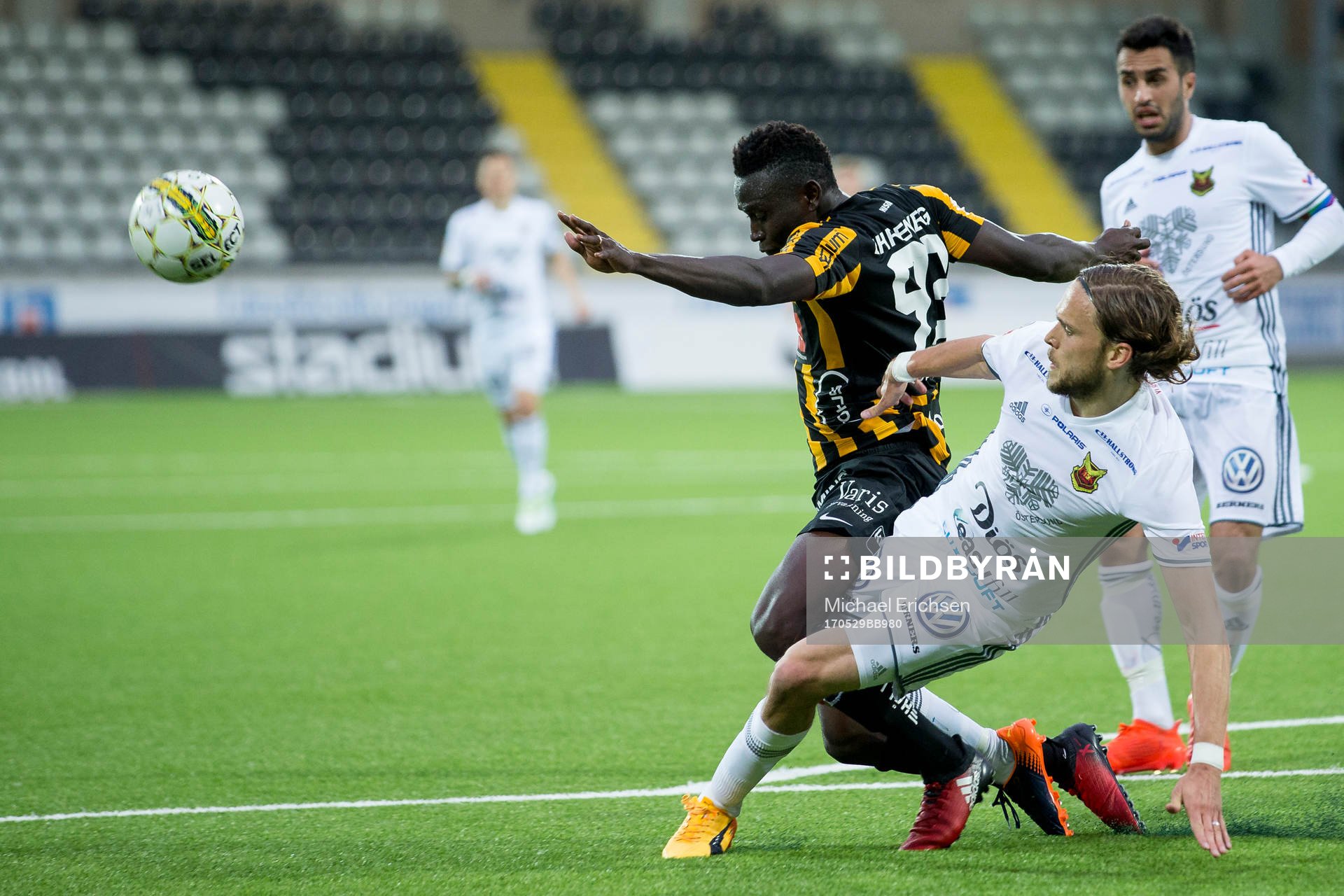 Östersunds Tom Pettersson tacklar Häckens Alhassan Kamara