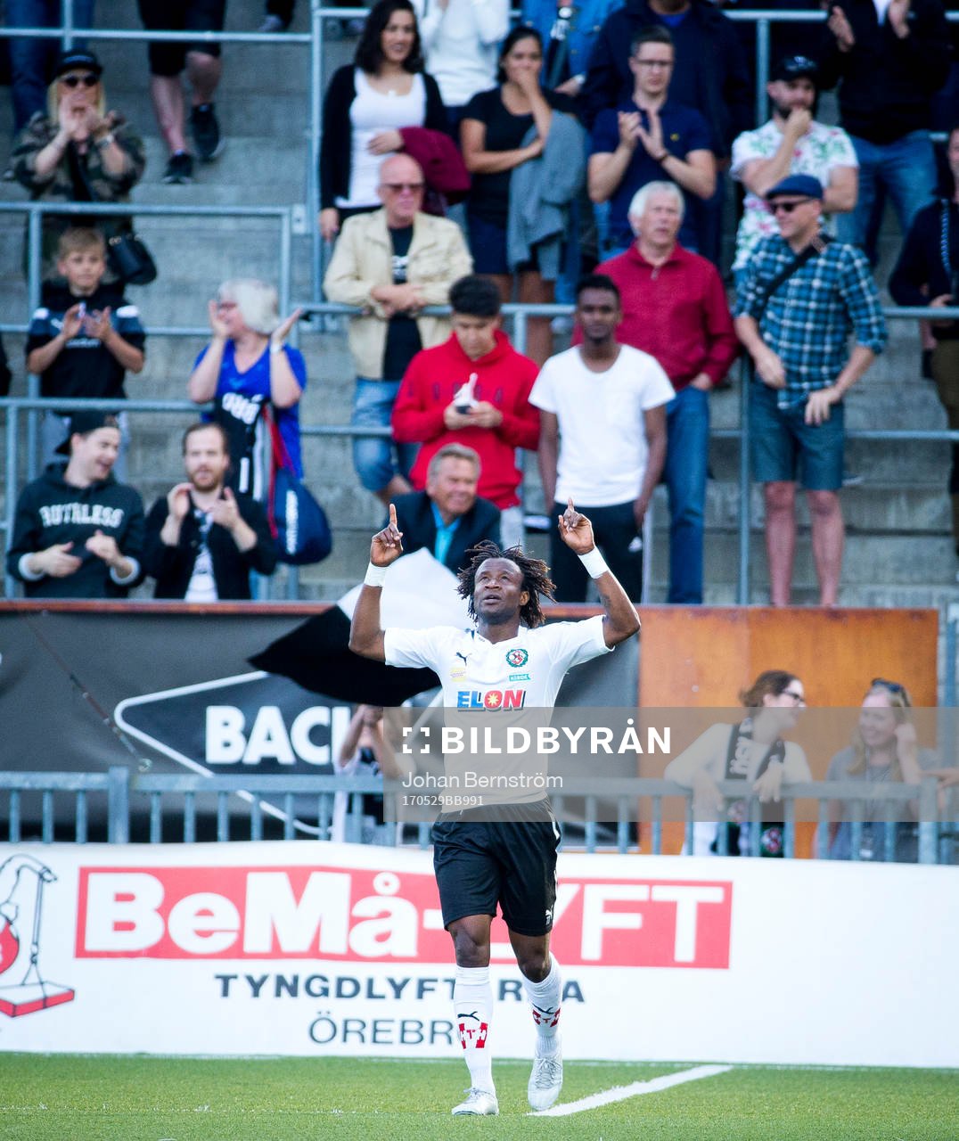 9 Örebros Kennedy Igboananike jublar