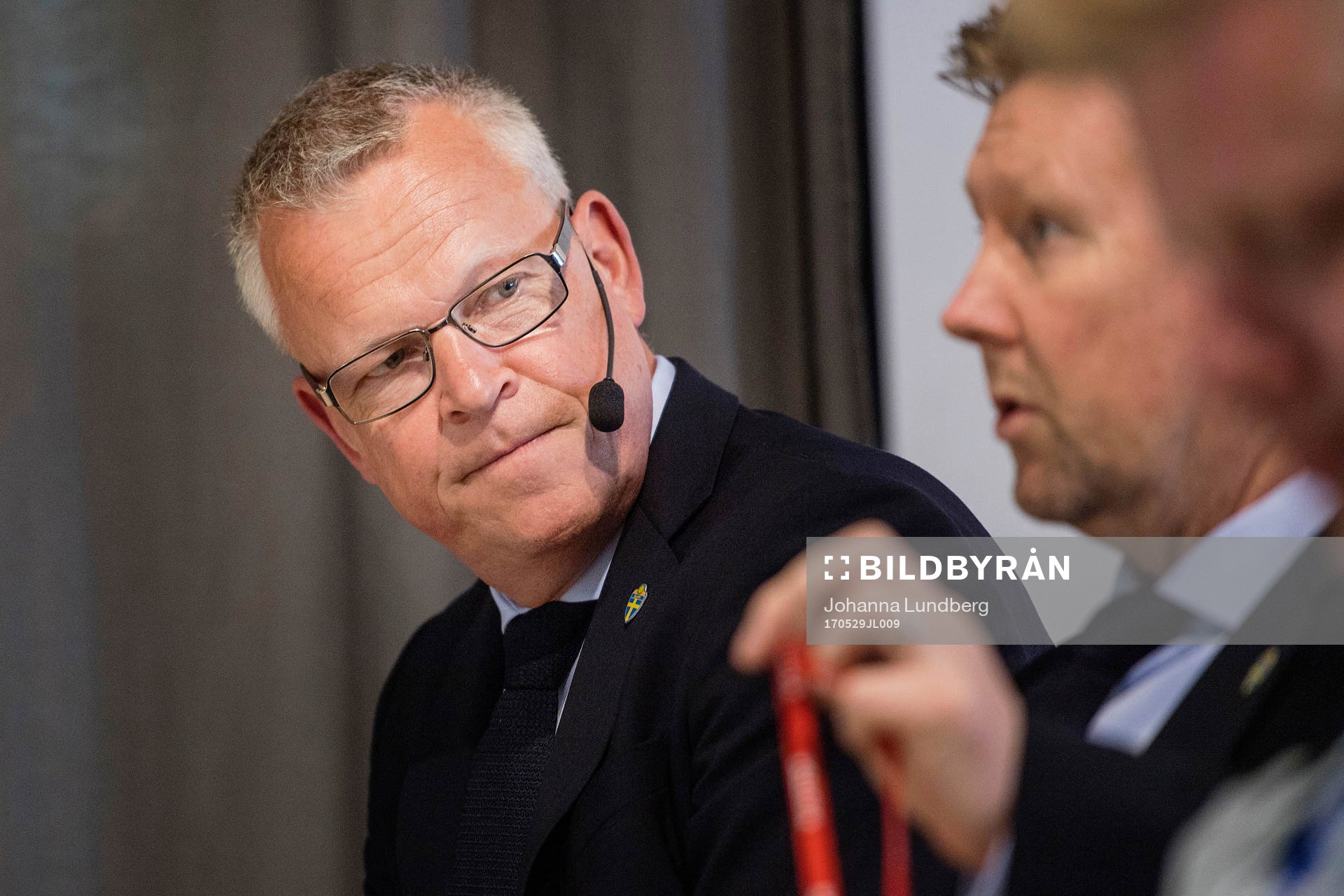 Sveriges förbundskapten Janne Andersson pratar med Sveriges assisterande förbundskapten Peter Wettergren under en presskonferens anordnad av svenska fotbollsförbundet den 29 maj 2017 i Stockholm.