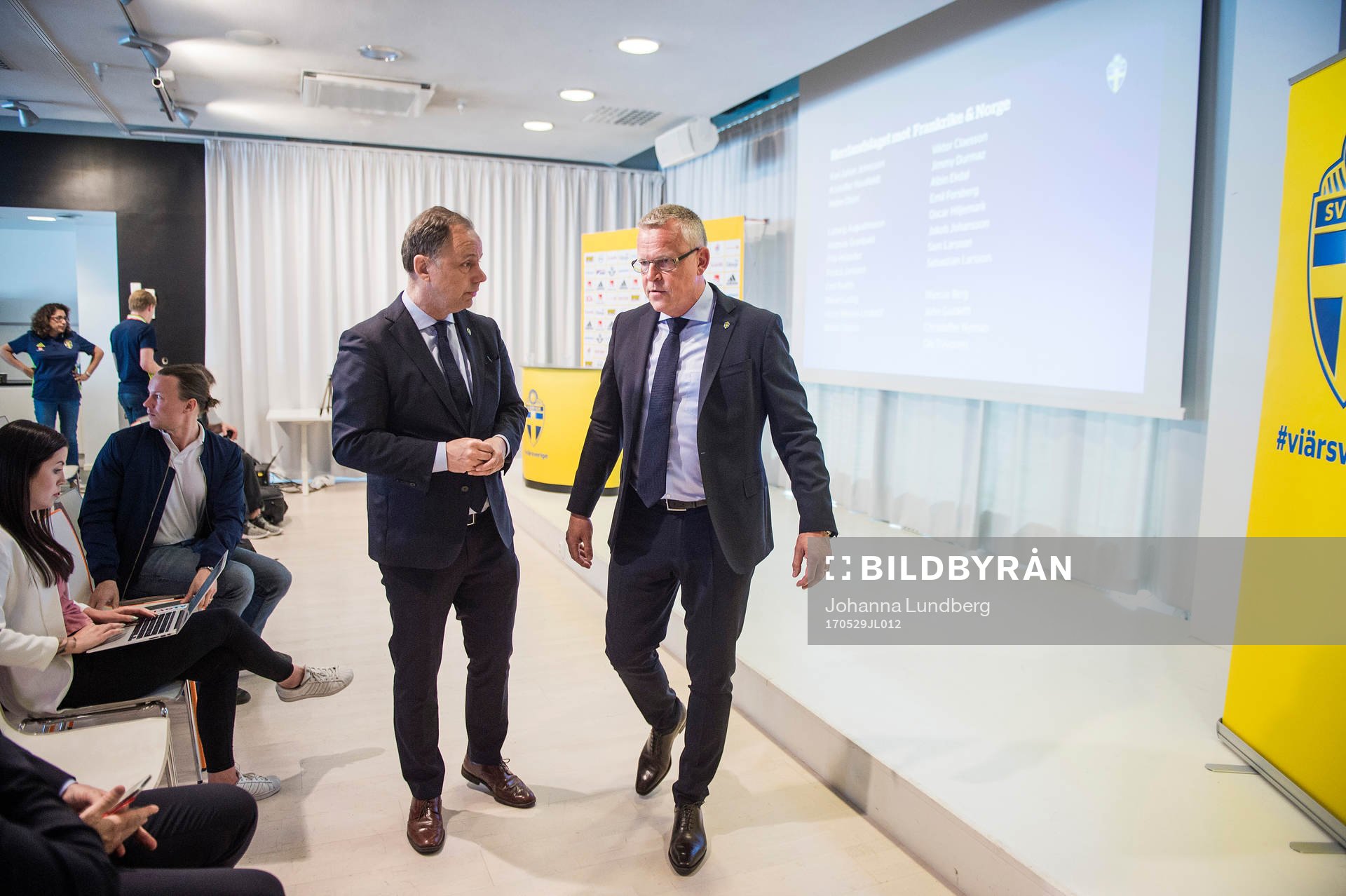 Kommunikationschef Niklas Bodell och Sveriges förbundskapten Janne Andersson under en presskonferens anordnad av svenska fotbollsförbundet den 29 maj 2017 i Stockholm.