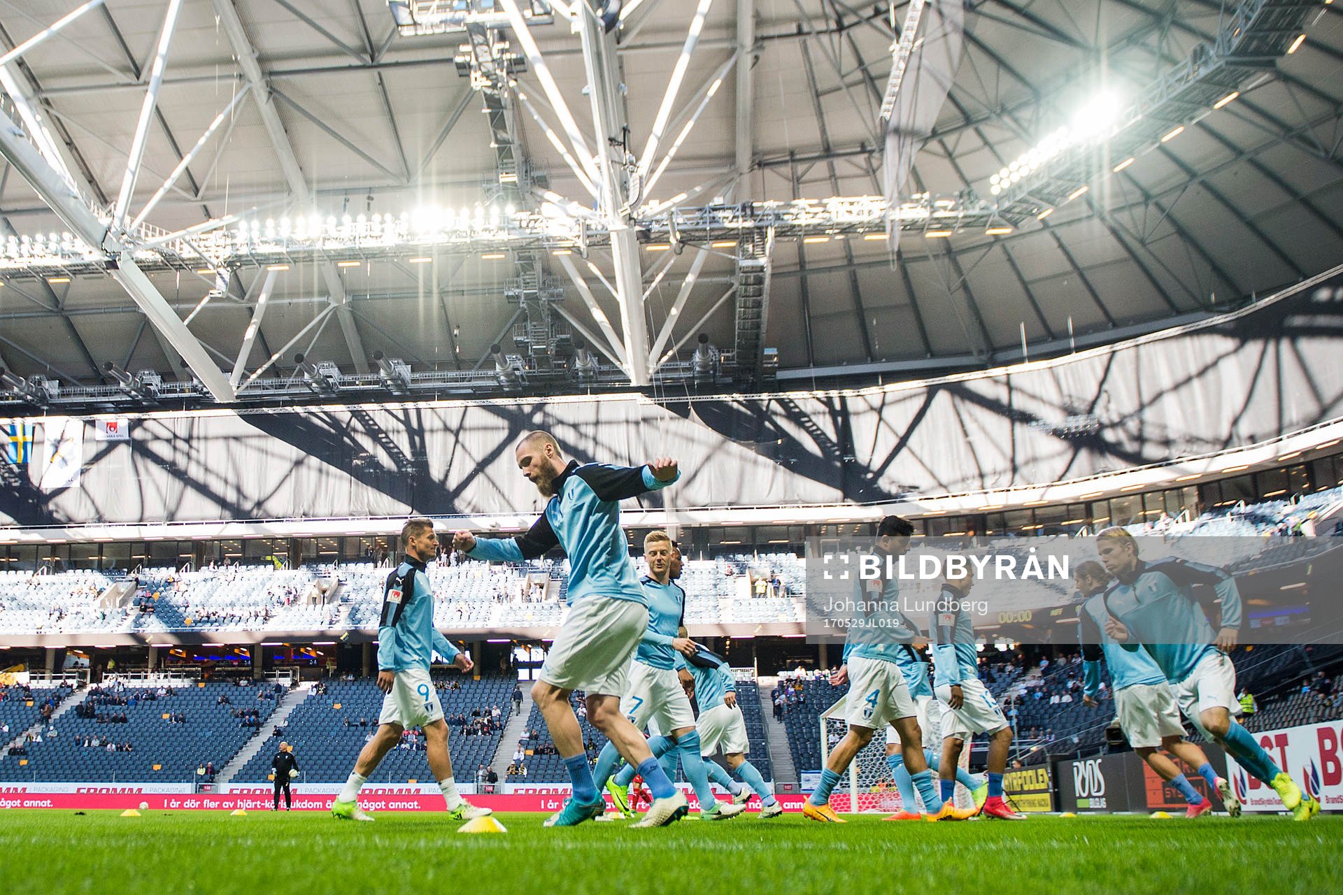Malmö FFs Jo Inge Berget och Oscar Lewicki värmer upp på