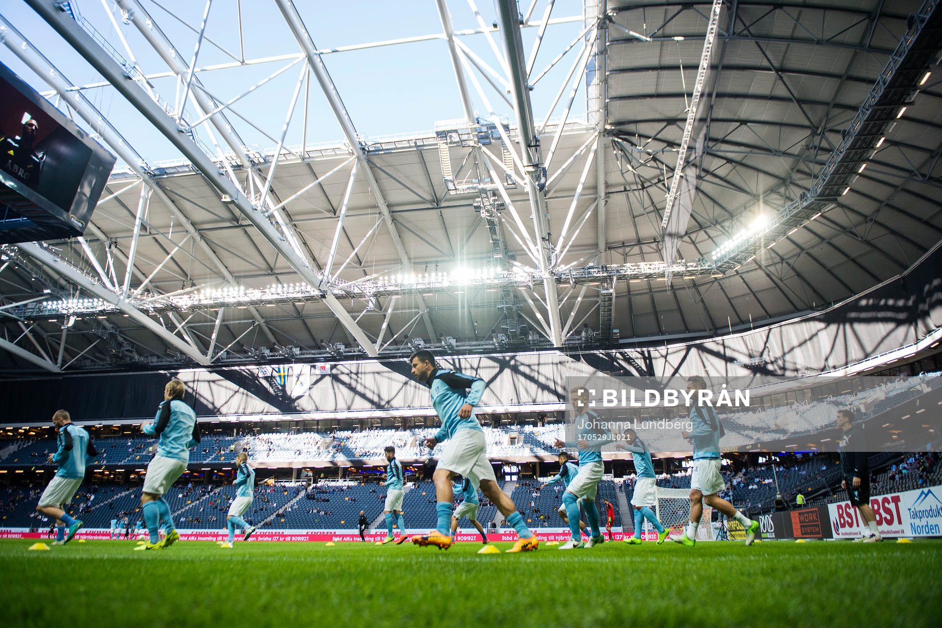 Malmö FFs spelare värmer upp på Friends arena