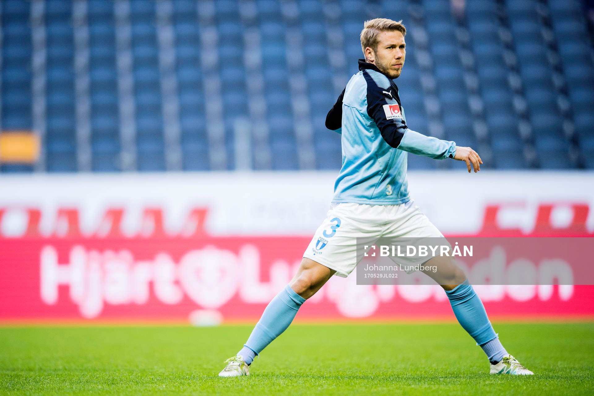 Malmö FFs Anton Tinnerholm värmer upp