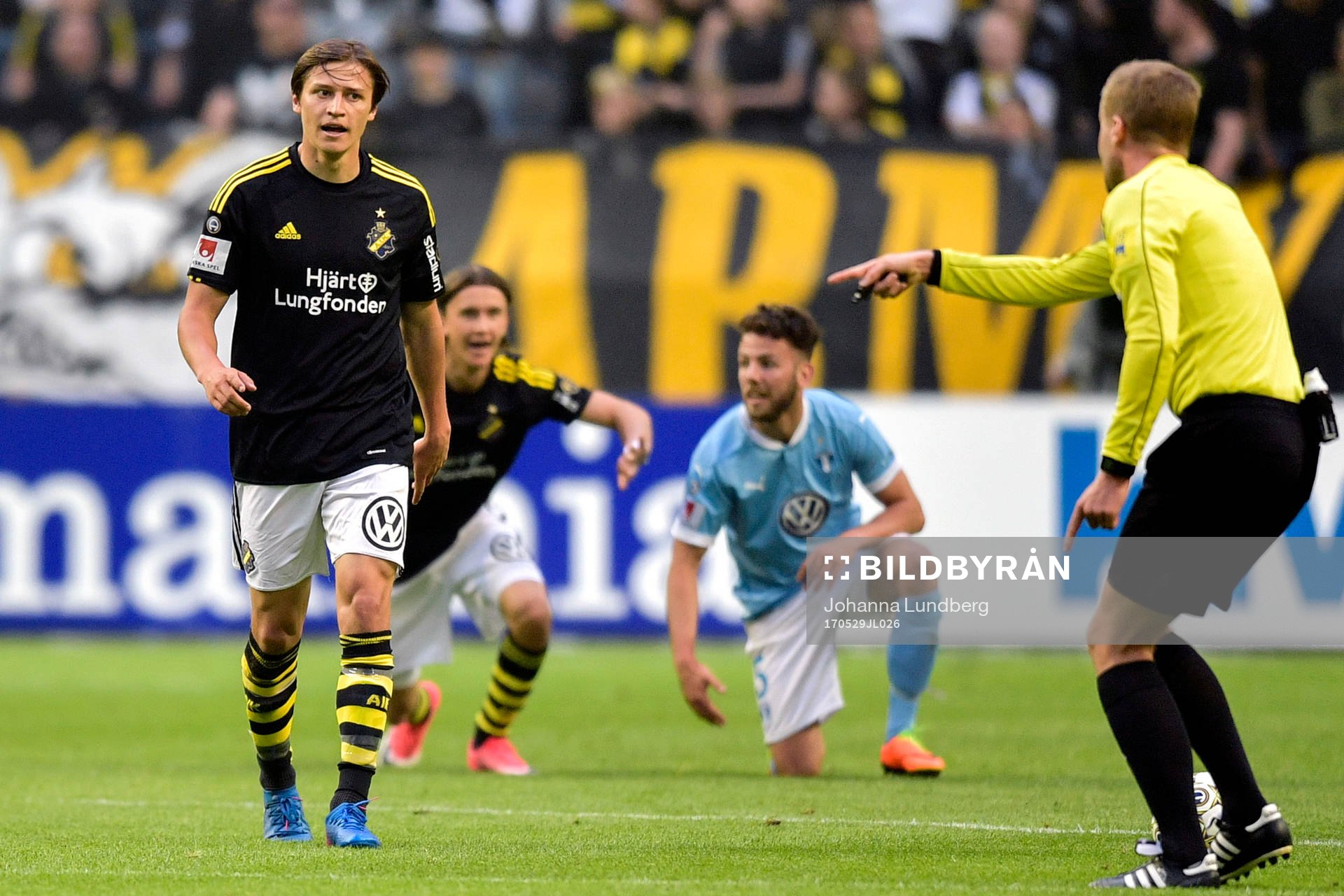 s Simon Thern reagerar mot domare Glenn Nyberg