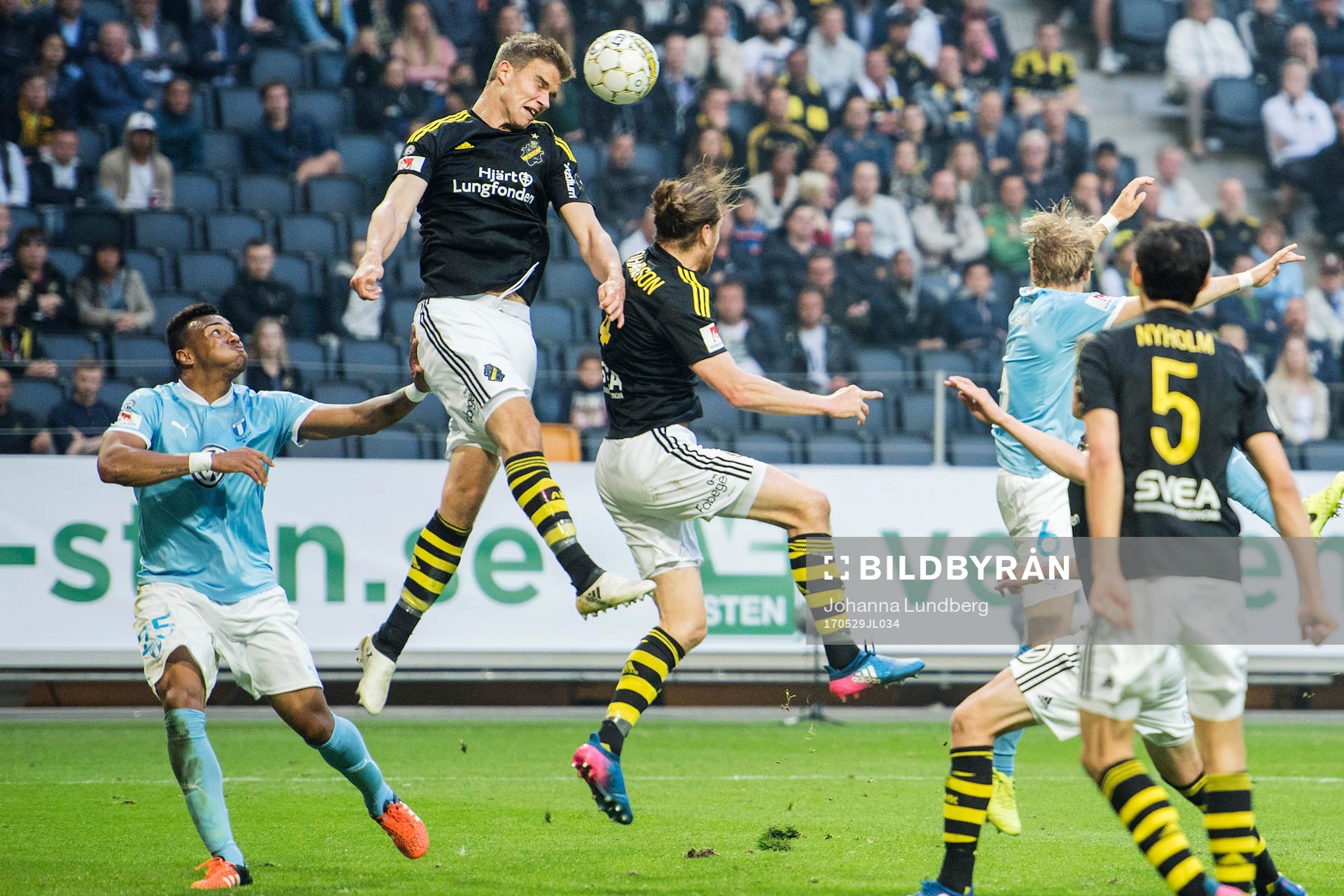 s Eero Markkanen och Nils-Eric Johansson i en nickduell mot