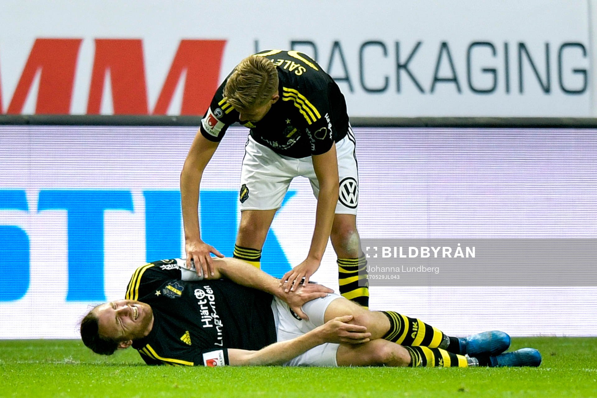 s Nils-Eric Johansson grinar illa