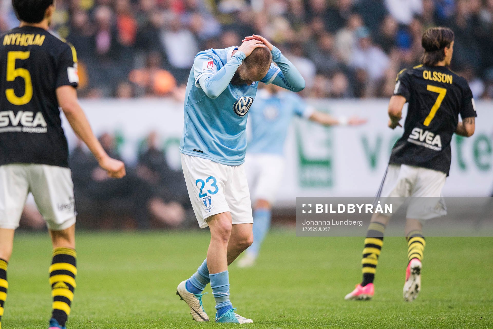 Malmö FFs Jo Inge Berget tar sig för huvudet