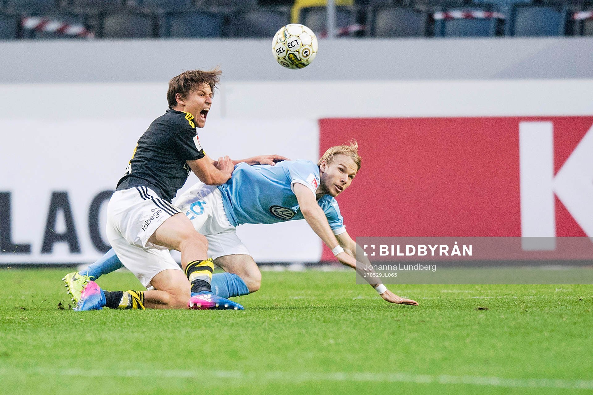 s Simon Thern och Malmö FFs Oscar Lewicki