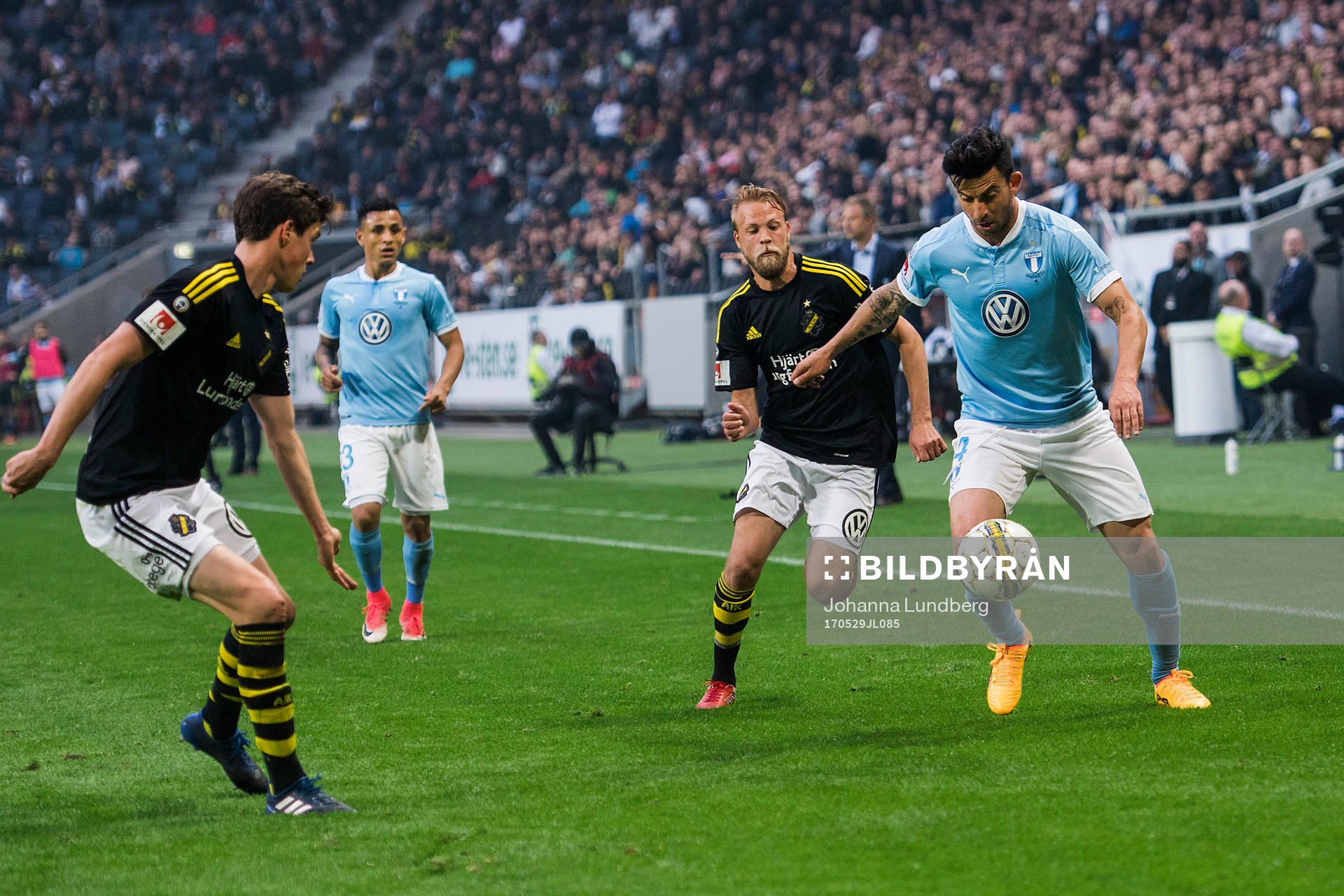 s Daniel Sundgren mot Malmö FFs Behrang Safari