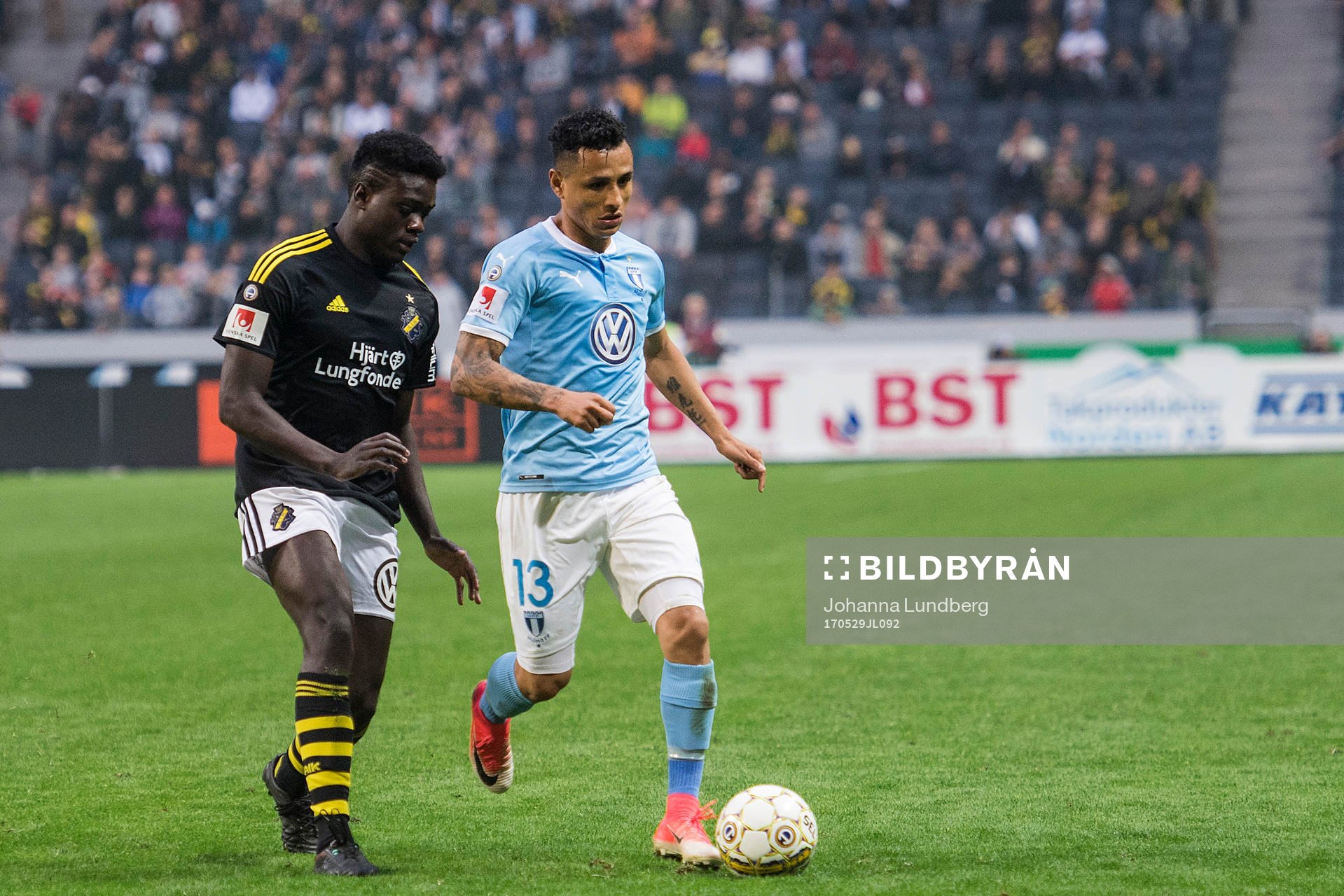 s Daniel Mushitu och Malmö FFs Yoshimar Yotún