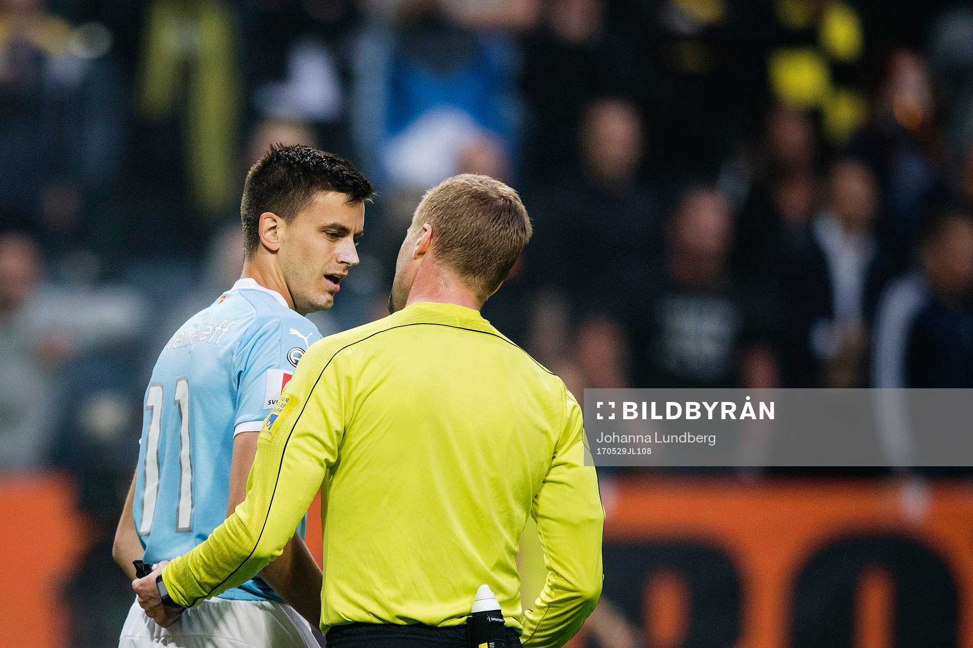 Malmö FFs Alexander Jeremejeff pratar med domare Glenn