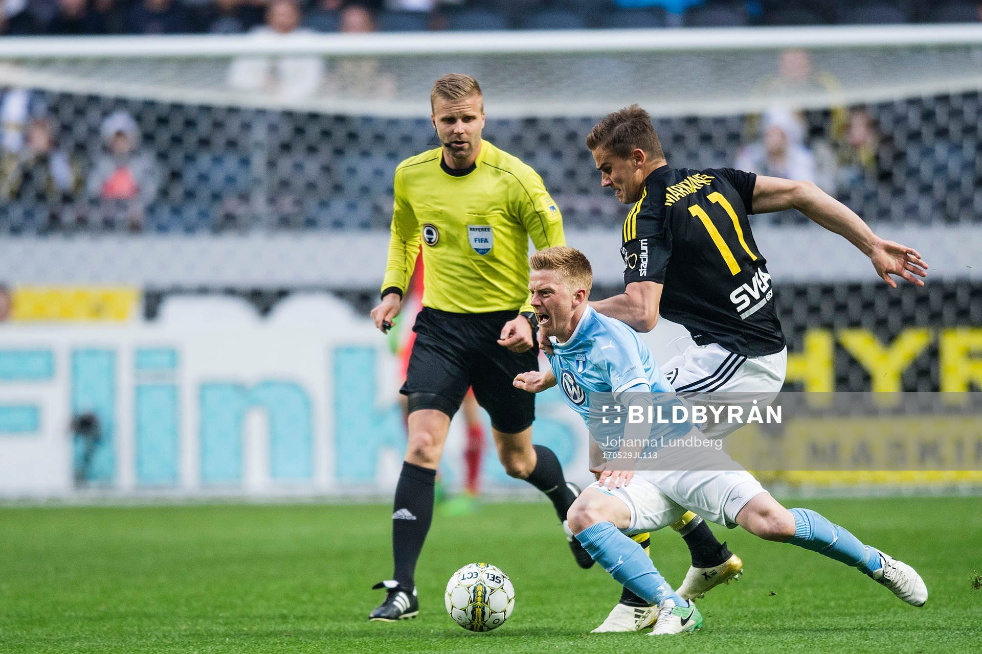 s Eero Markkanen fäller Malmö FFs Anders Christiansen