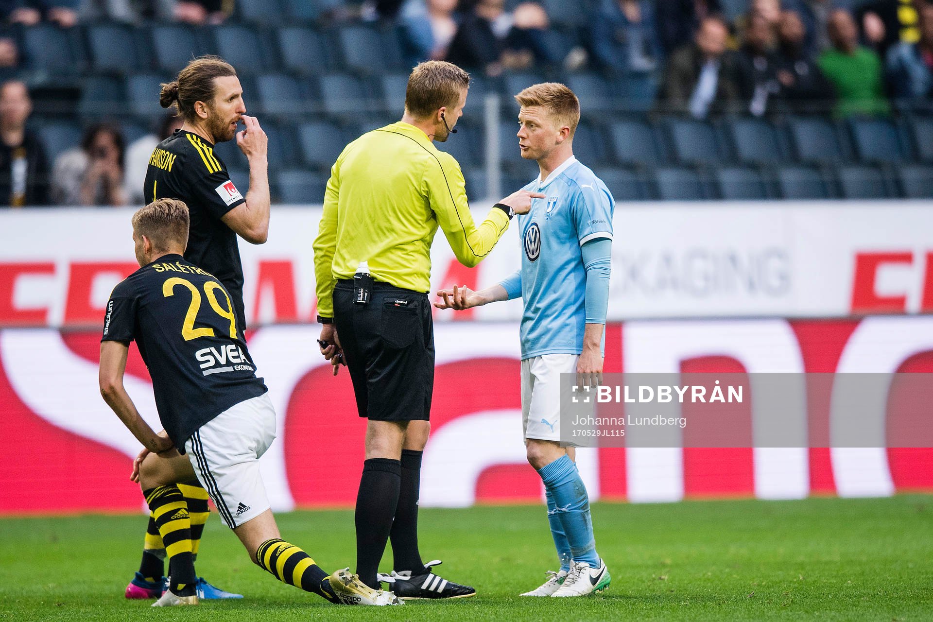 Domare Glenn Nyberg pratar med Malmö FFs Anders