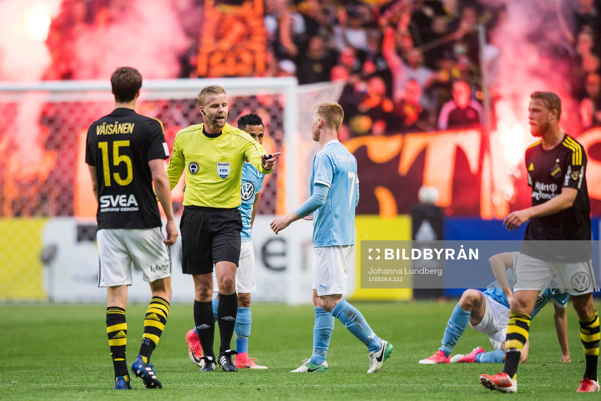 Domare Glenn Nyberg pratar med Malmö FFs Anders