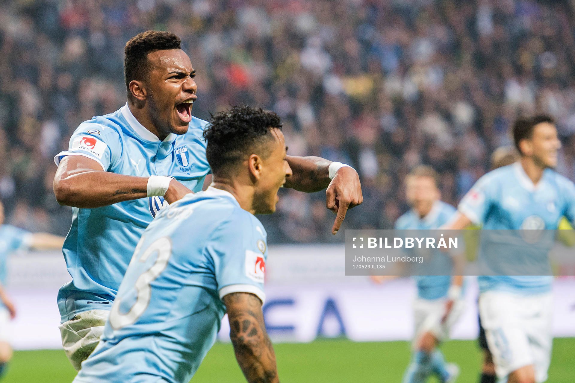 Malmö FFs Felipe Carvalho gör 1-0 och jublar med Yoshimar Yotún under fotbollsmatchen i Allsvenskan mellan AIK och Malmö FF den 29 maj 2017 i Stockholm.