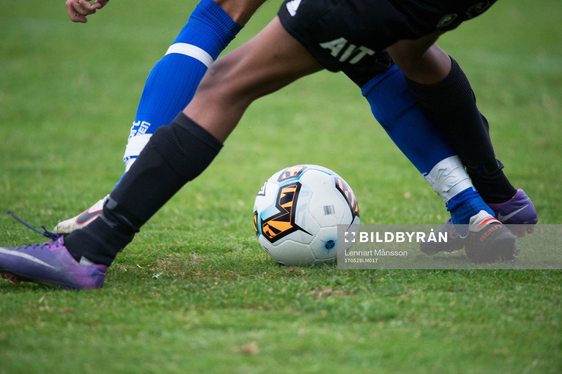 Fötter och boll i B-lagsmatchen mellan Nosaby och IFK