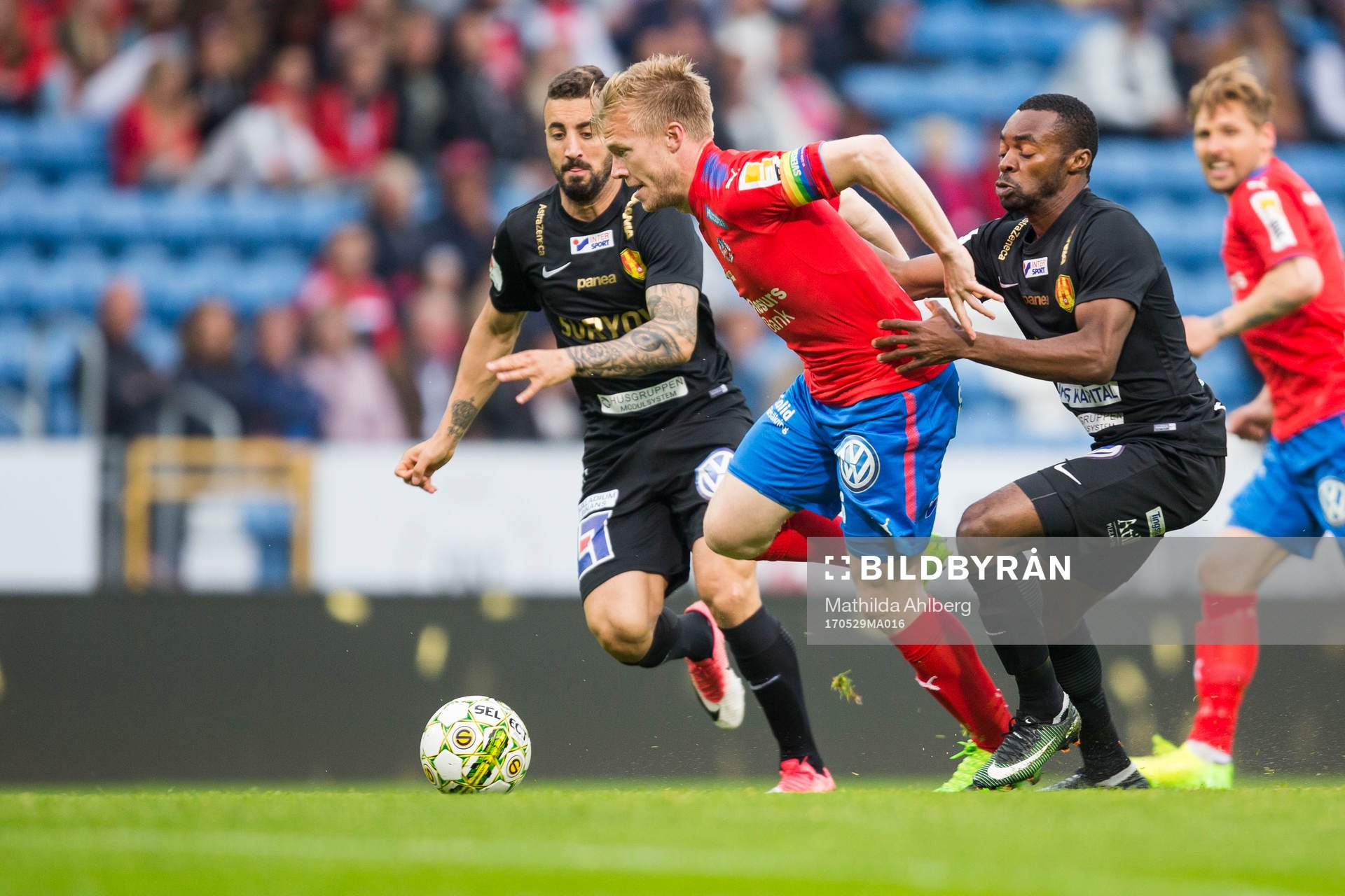 Helsingborgs Andreas Landgren tar sig igenom Syrianskas