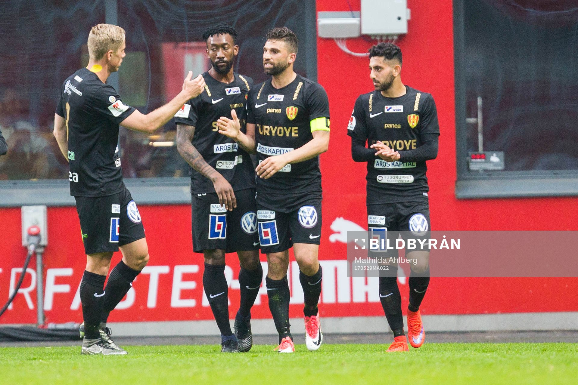 Syrianskas Mattias Mete jublar med lagkamrater efter att ha gjort 1-1 under fotbollsmatchen i Superettan mellan Helsingborg och Syrianska FC den 29 maj 2017 i Helsingborg.