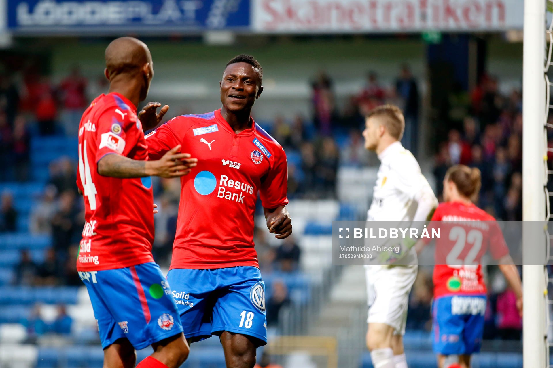 Helsingborgs Bradley Surprise Ralani och Oke Akpoveta jublar