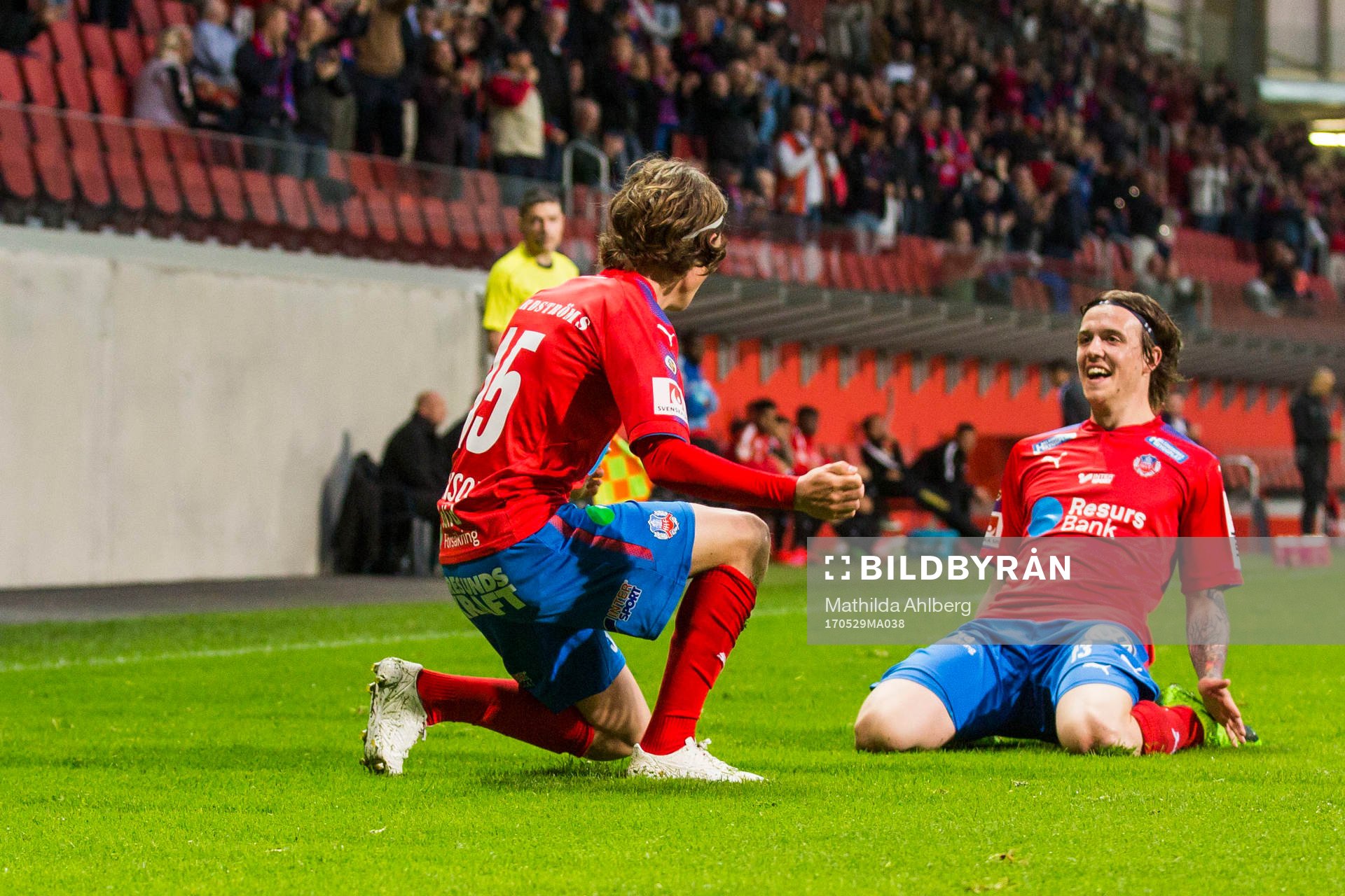 Helsingborgs Alexander Achinioti-Jönsson jublar med Max Svensson efter 3-1 under fotbollsmatchen i Superettan mellan Helsingborg och Syrianska FC den 29 maj 2017 i Helsingborg.