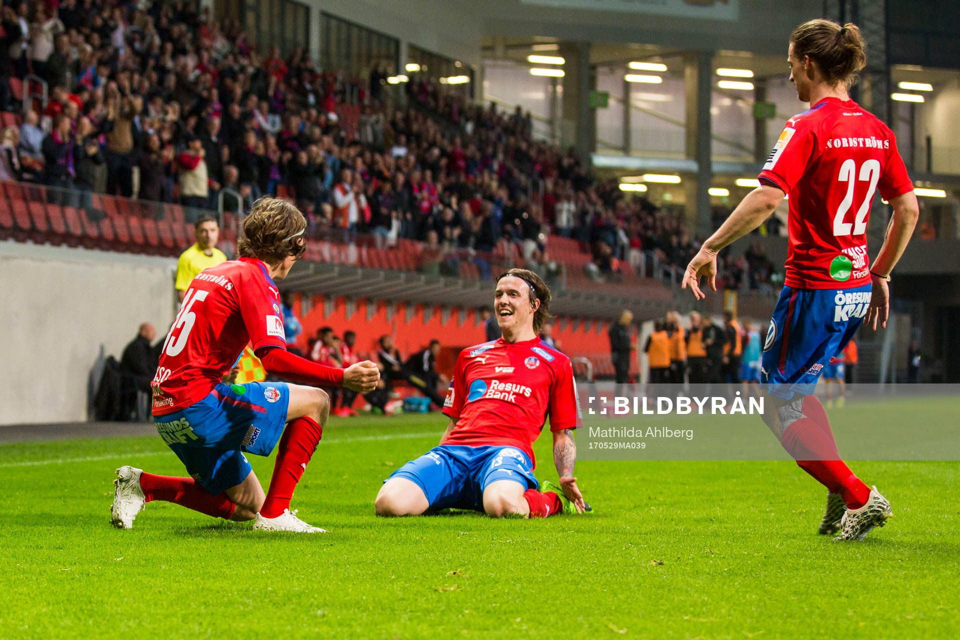 Helsingborgs Alexander Achinioti-Jönsson jublar med Max