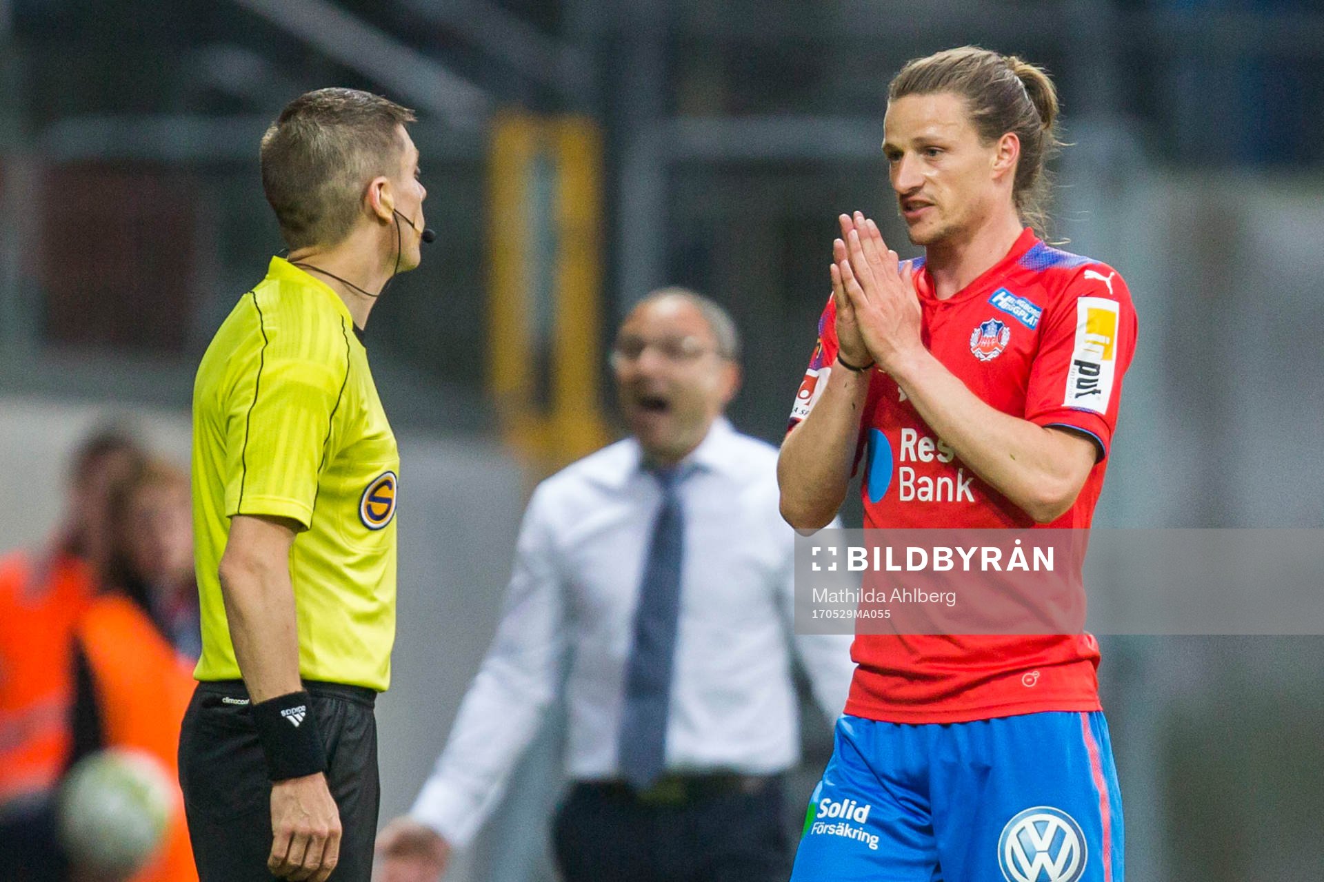 Helsingborgs Jesper Lange i diskussion med linjedomaren