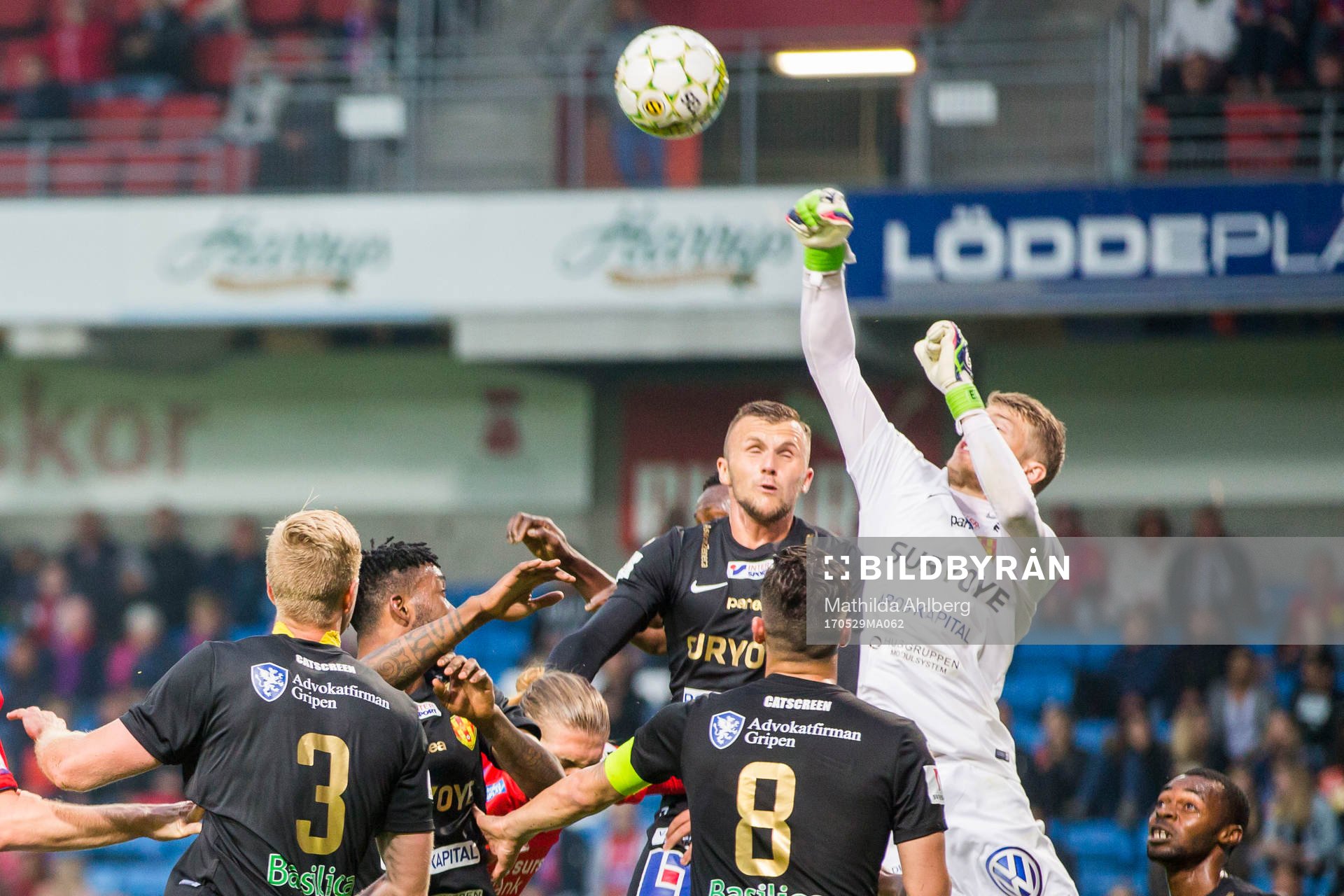 Syrianskas målvakt Hampus Elgan uppe och boxar bort bollen