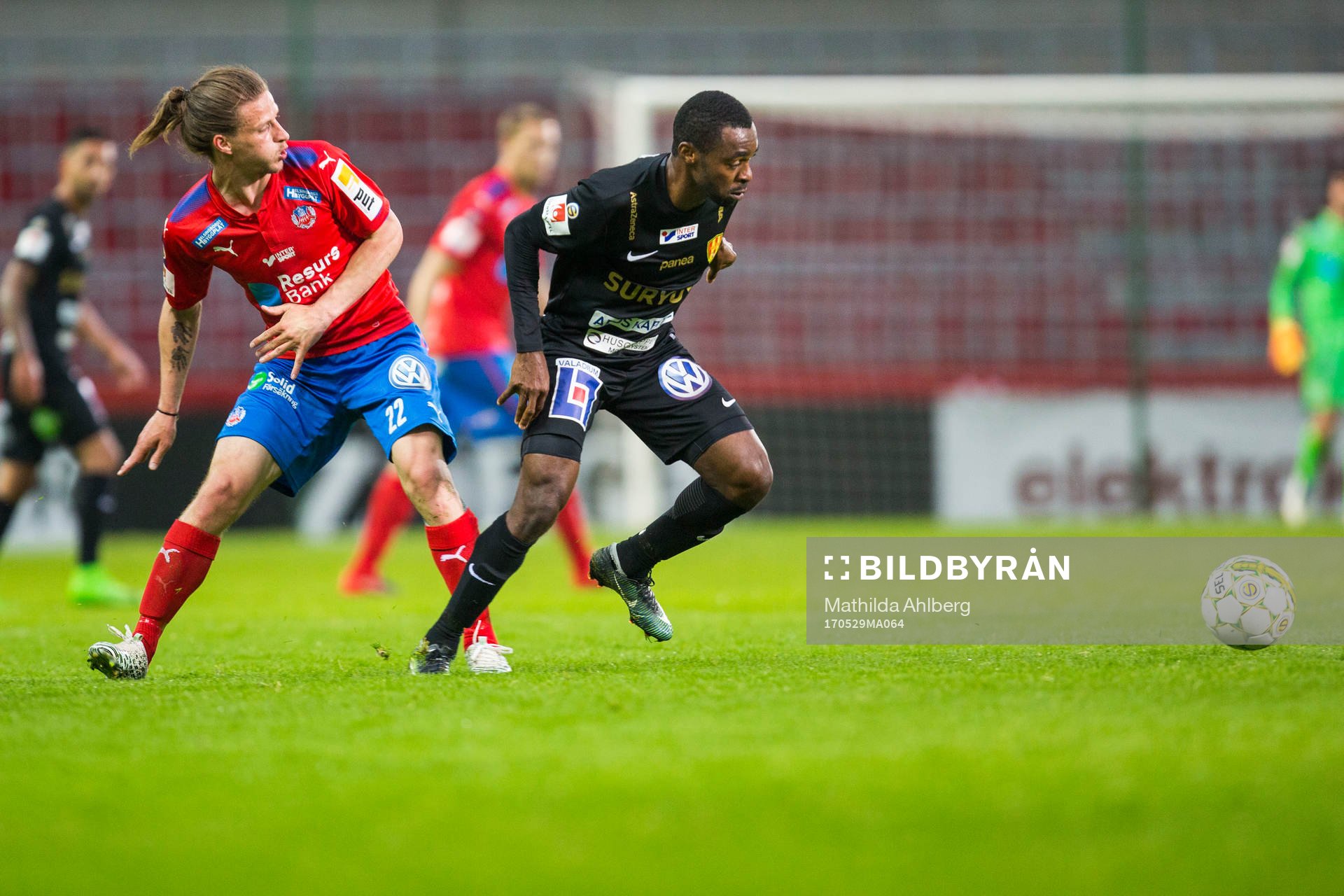 Helsingborgs Jesper Lange och Syrianskas Samuel Akintioye