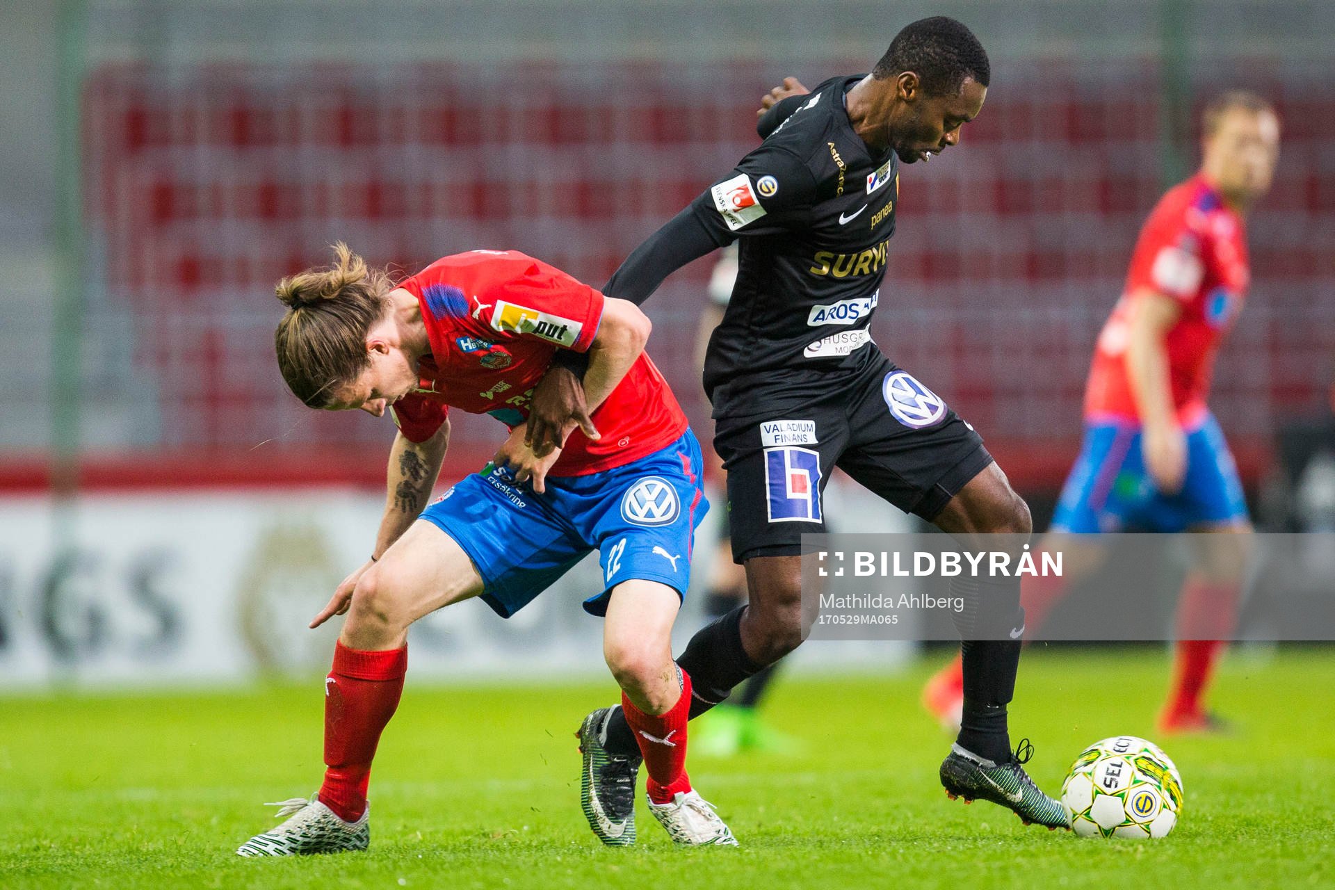 Helsingborgs Jesper Lange och Syrianskas Samuel Akintioye