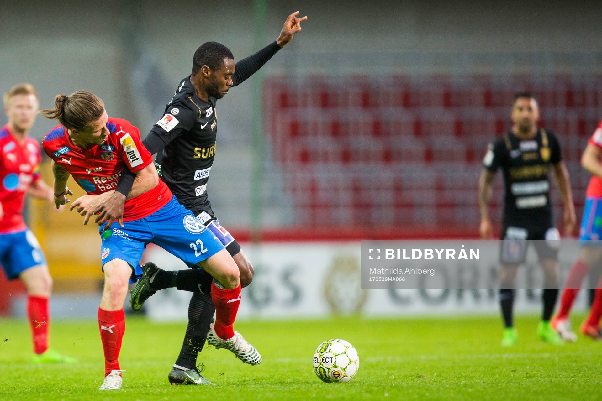 Helsingborgs Jesper Lange och Syrianskas Samuel Akintioye