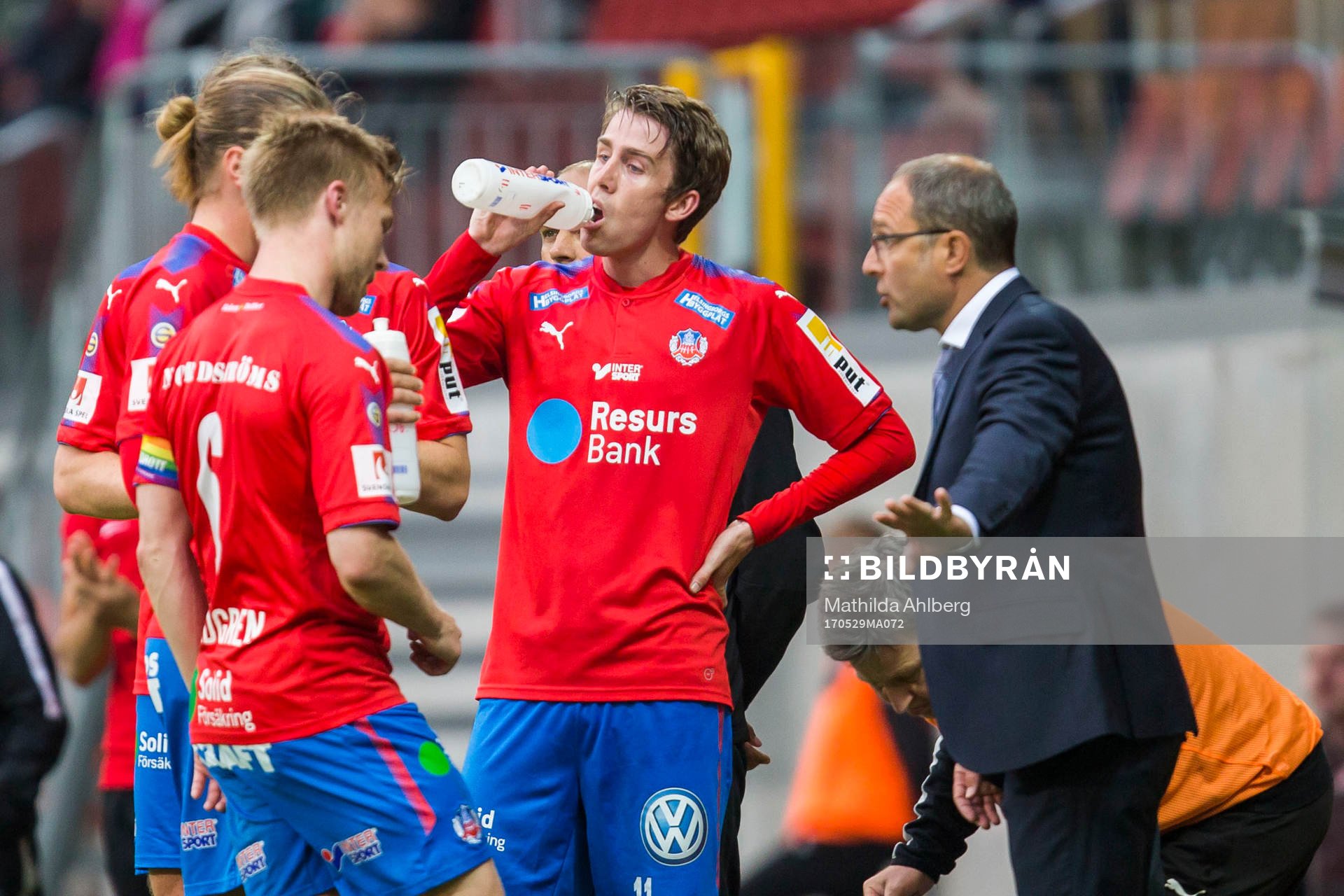 Helsingborgs spelare i diskussion med tränare Per-Ola Ljung