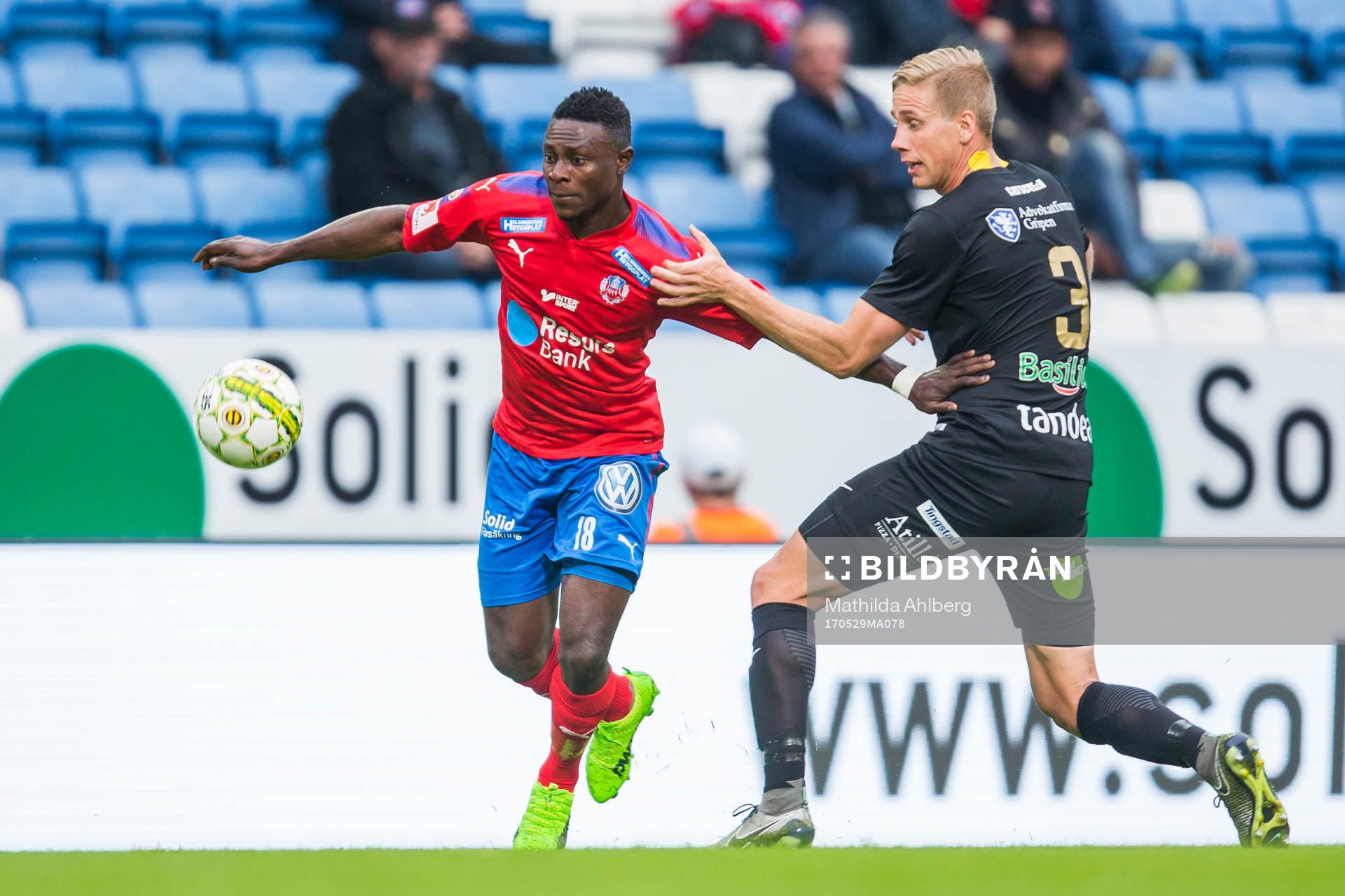 Helsingborgs Oke Akpoveta och Syrianskas Mattias Liljestrand