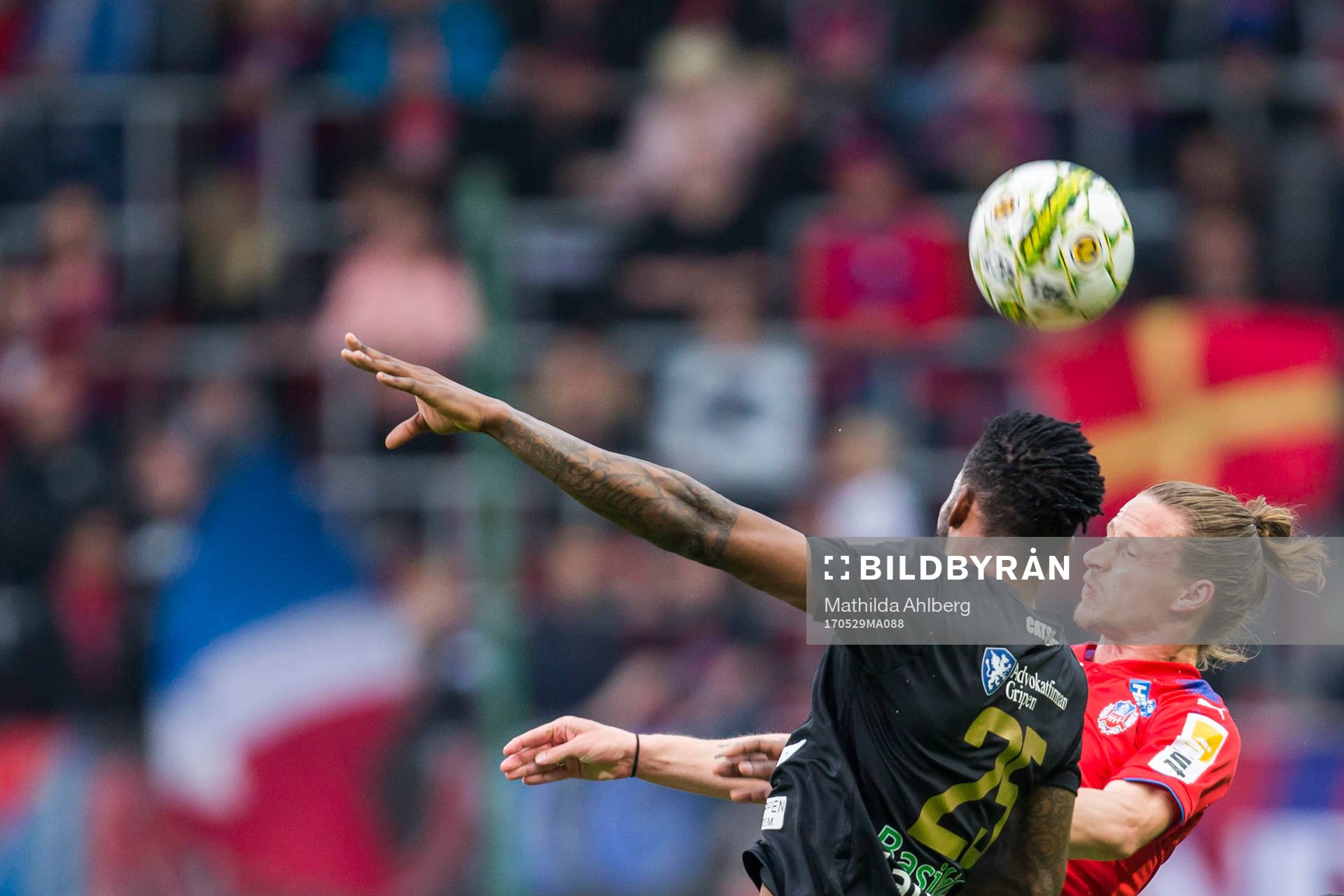 Syrianskas Abdel Rhamane Khalil Diarra (ryggen mot kameran)