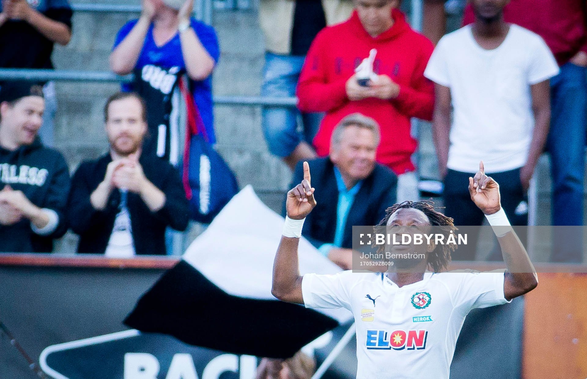 9 Örebros Kennedy Igboananike jublar