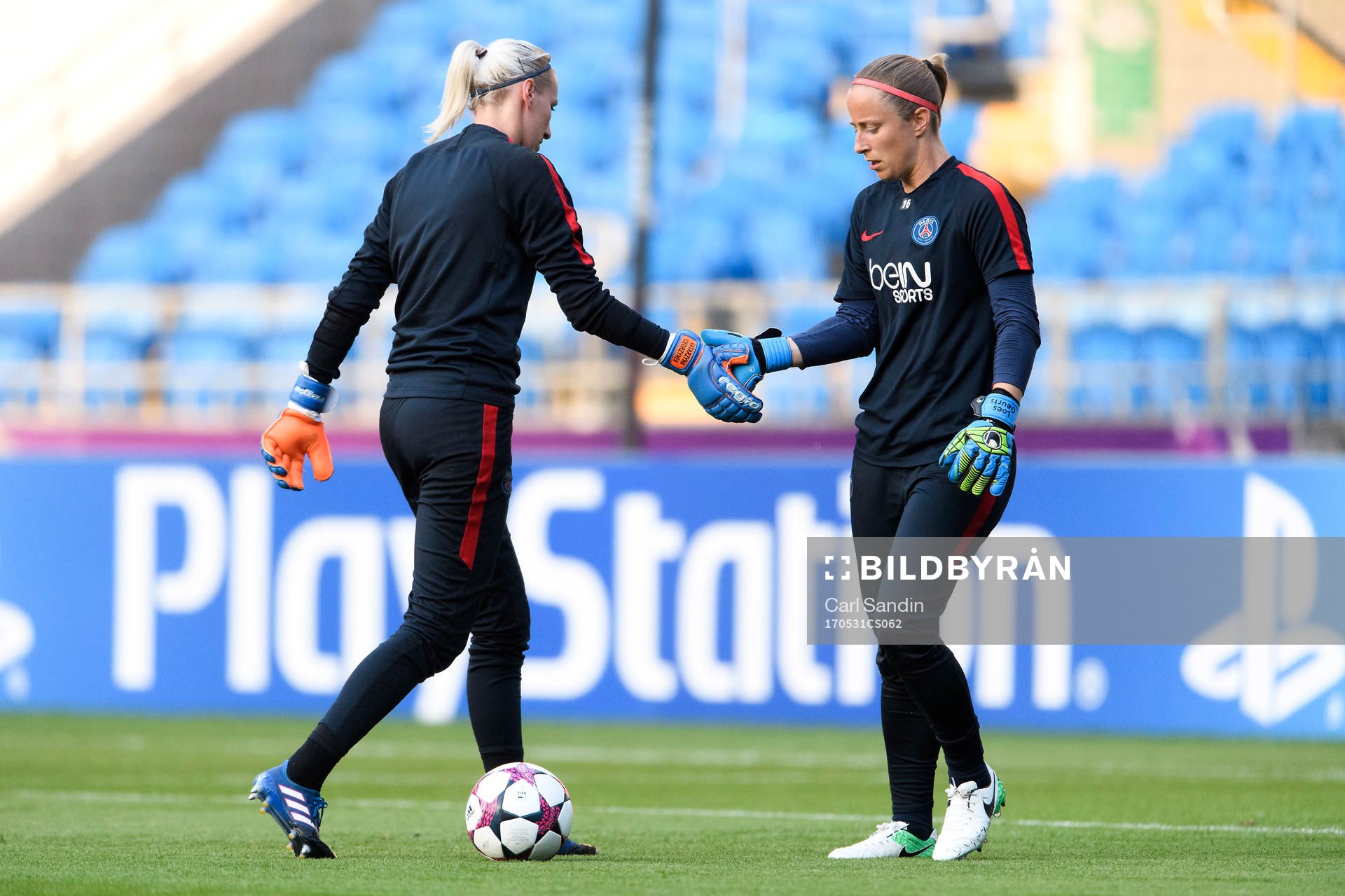 Målvakt Katarzyna Kiedrzynek och målvakt Loes Geurts