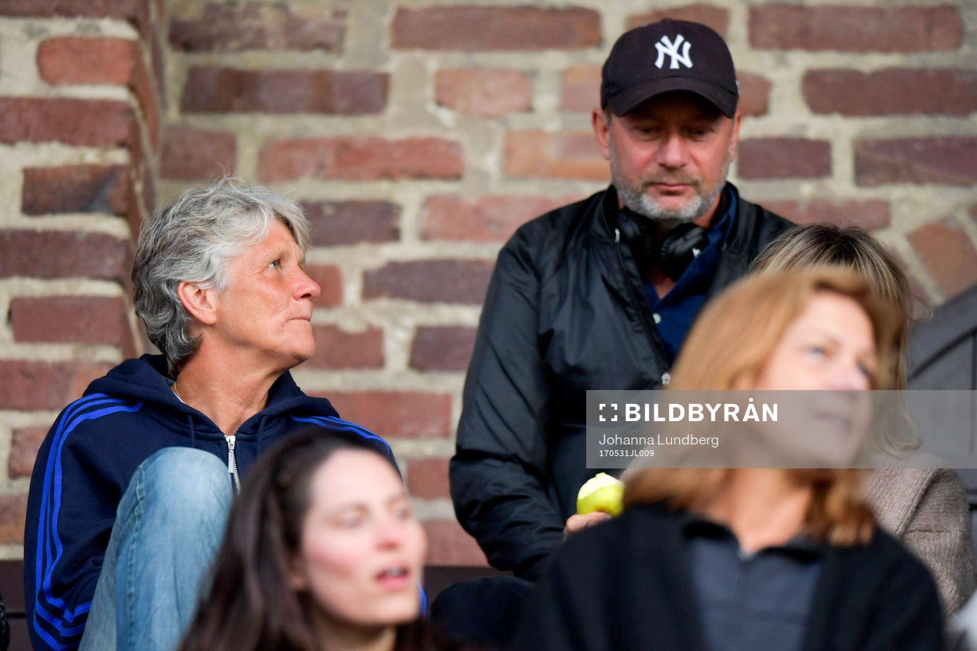Nuvarande förbundskaptenen Pia Sundhage och blivande förbundskapten Peter Gerhardsson på läktaren under fotbollsmatchen i Damallsvenskan mellan Djurgården och Eskilstuna den 31 maj 2017 i Stockholm.