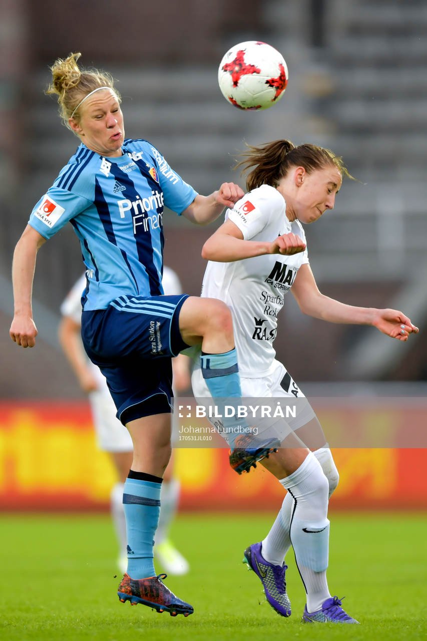 Djurgårdens Katrin Schmidt och Eskilstunas Petra Andersson under fotbollsmatchen i Damallsvenskan mellan Djurgården och Eskilstuna den 31 maj 2017 i Stockholm.