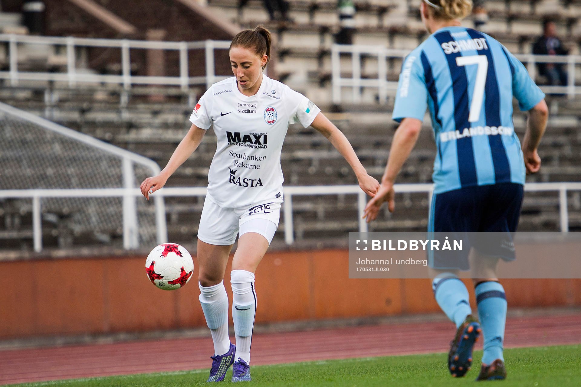 Eskilstunas Petra Andersson mot Djurgårdens Katrin Schmidt under fotbollsmatchen i Damallsvenskan mellan Djurgården och Eskilstuna den 31 maj 2017 i Stockholm.
