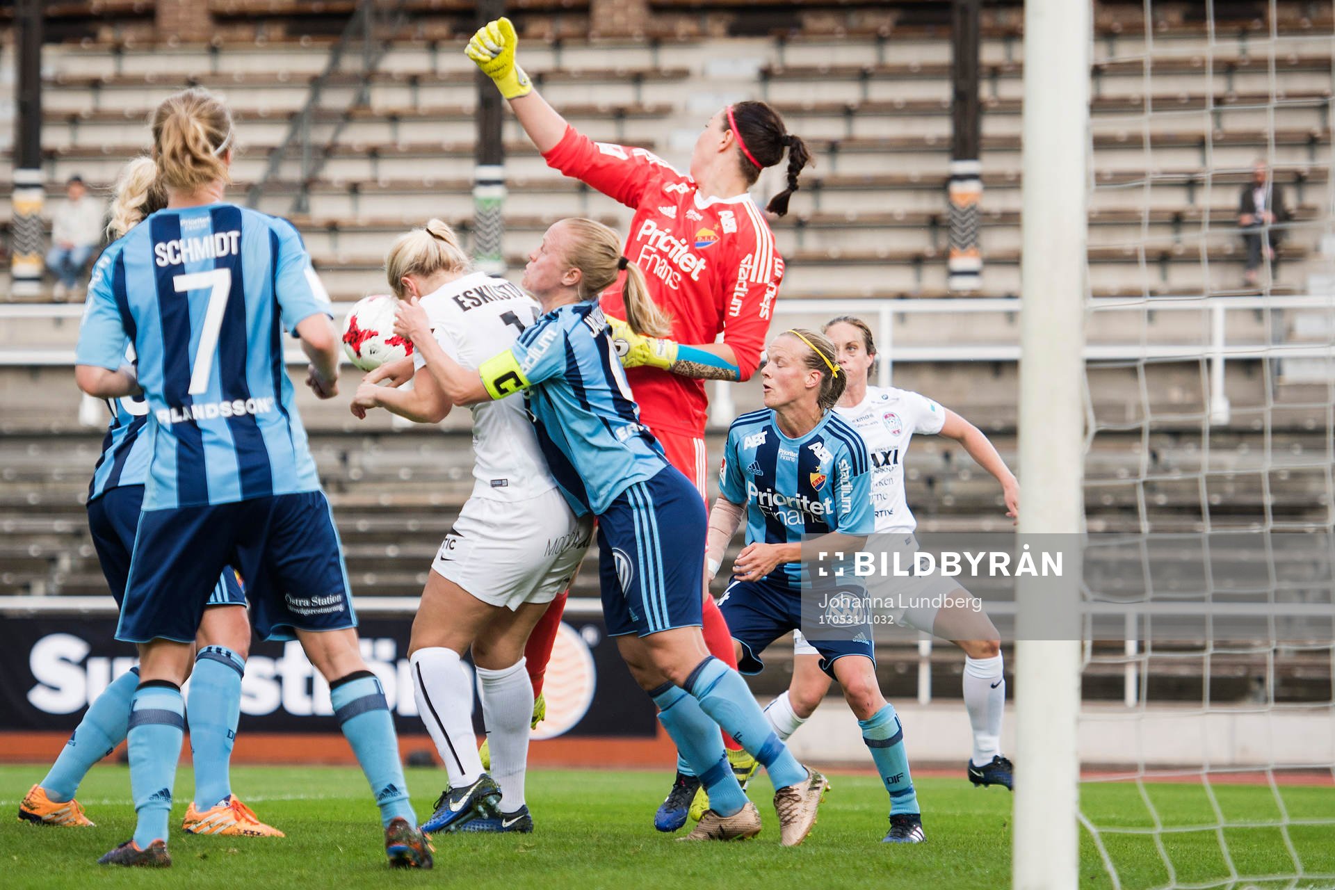 Eskilstunas Olivia Schough i en duell mot Djurgårdens målvakt Gudbjörg Gunnarsdottir och Mia Jalkerud under fotbollsmatchen i Damallsvenskan mellan Djurgården och Eskilstuna den 31 maj 2017 i Stockholm.