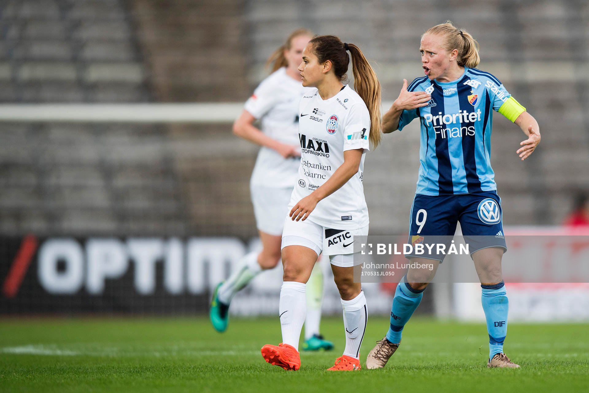 Djurgårdens Mia Jalkerud reagerar mot Eskilstunas Malin Diaz under fotbollsmatchen i Damallsvenskan mellan Djurgården och Eskilstuna den 31 maj 2017 i Stockholm.