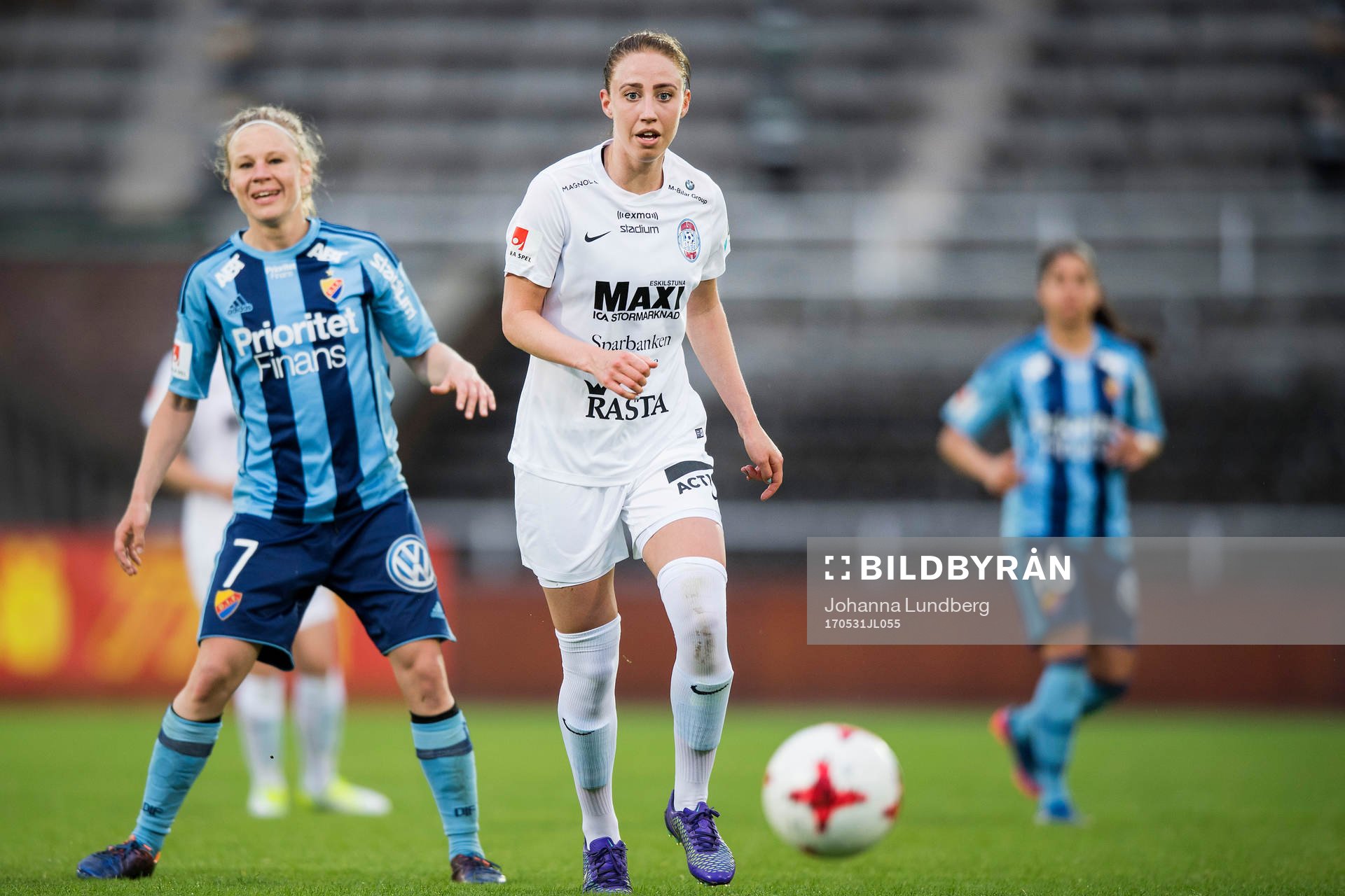 Djurgårdens Katrin Schmidt och Eskilstunas Petra Andersson under fotbollsmatchen i Damallsvenskan mellan Djurgården och Eskilstuna den 31 maj 2017 i Stockholm.