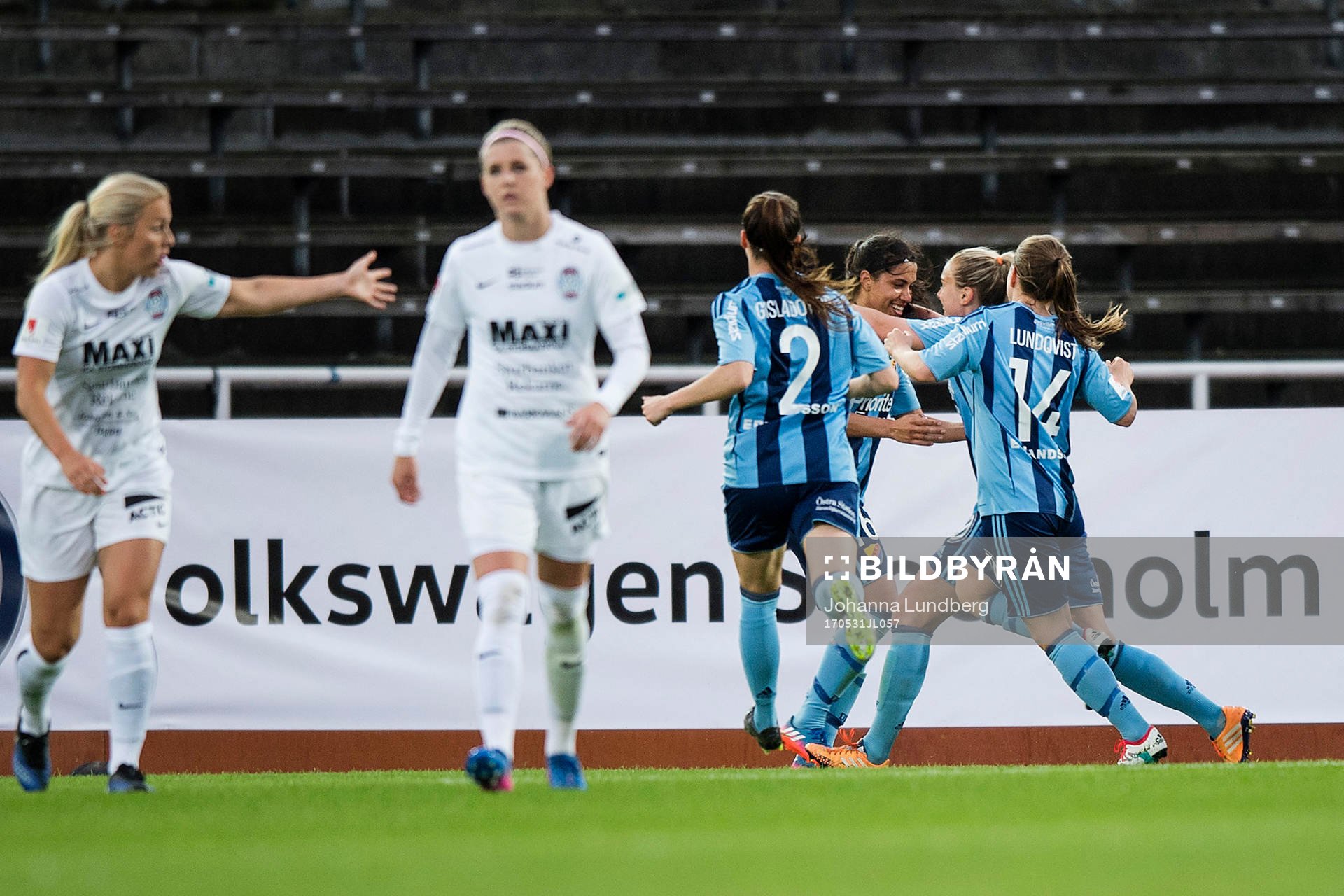 Djurgårdens spelare jublar efter att Tempest-Marie Norlin gjort 1-0 under fotbollsmatchen i Damallsvenskan mellan Djurgården och Eskilstuna den 31 maj 2017 i Stockholm.