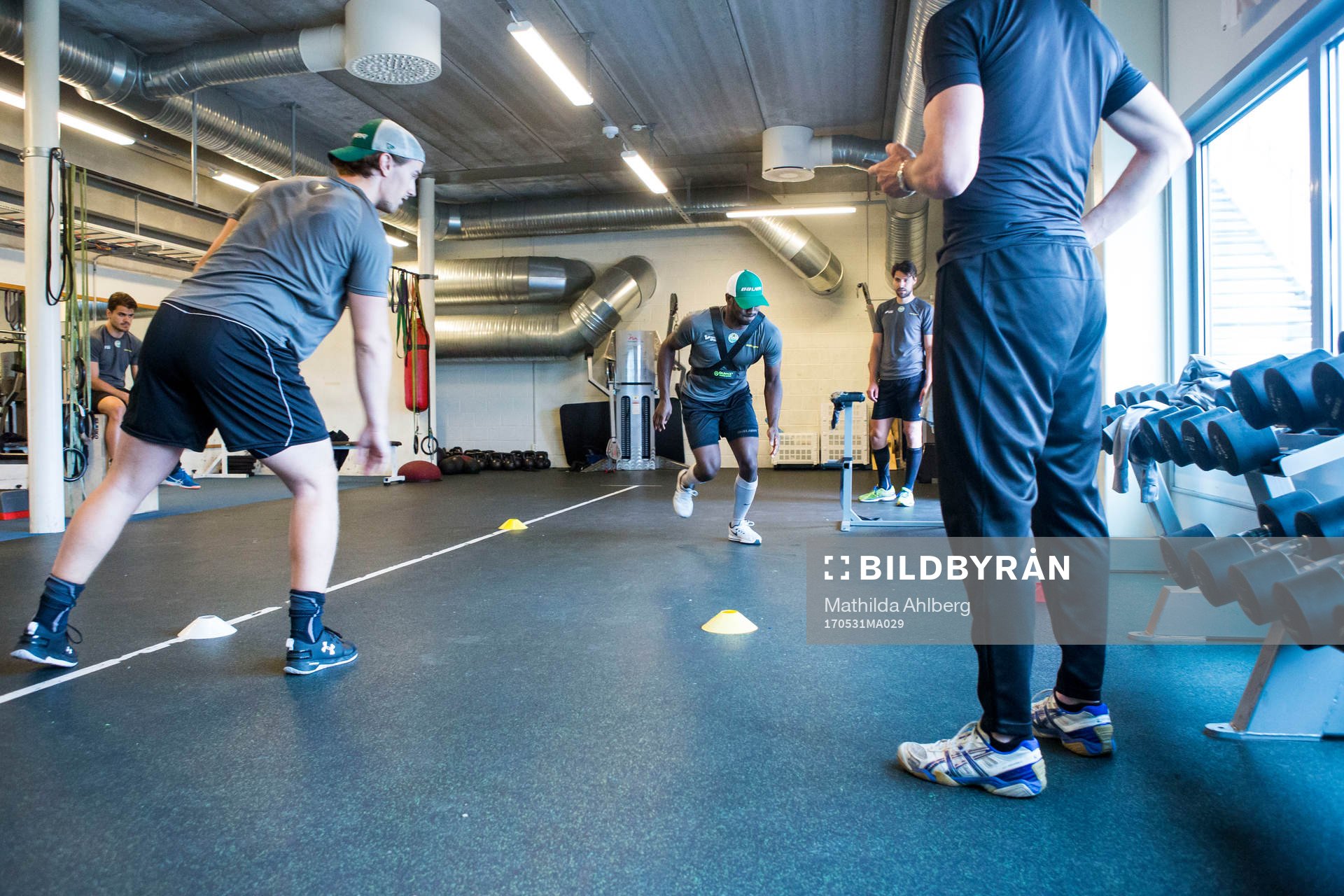 Rögles Daniel Sylwander instruerar Edwin Hedberg