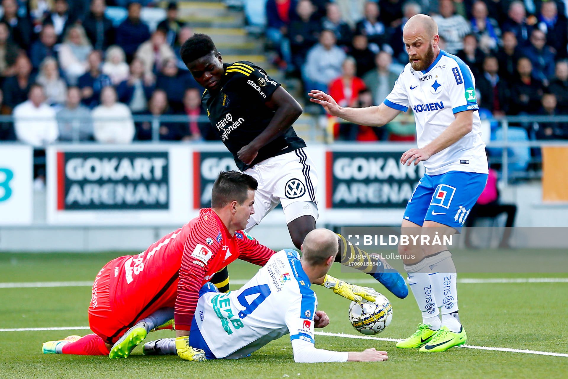 s Daniel Mushitu och Norrköpings målvakt Michael Langer