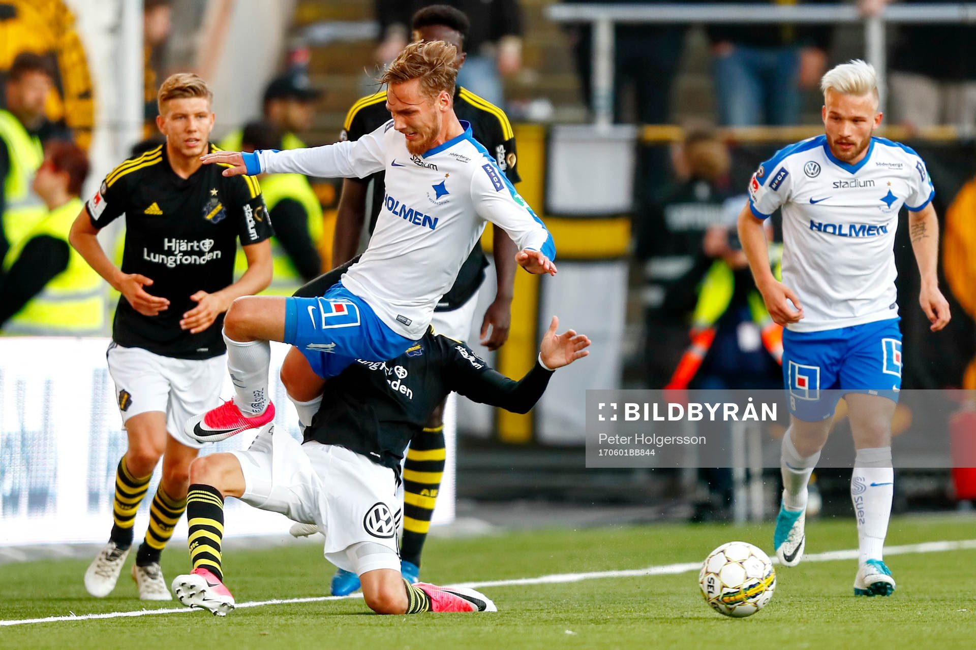s Kristoffer Olsson slår undan benen på Norrköpings