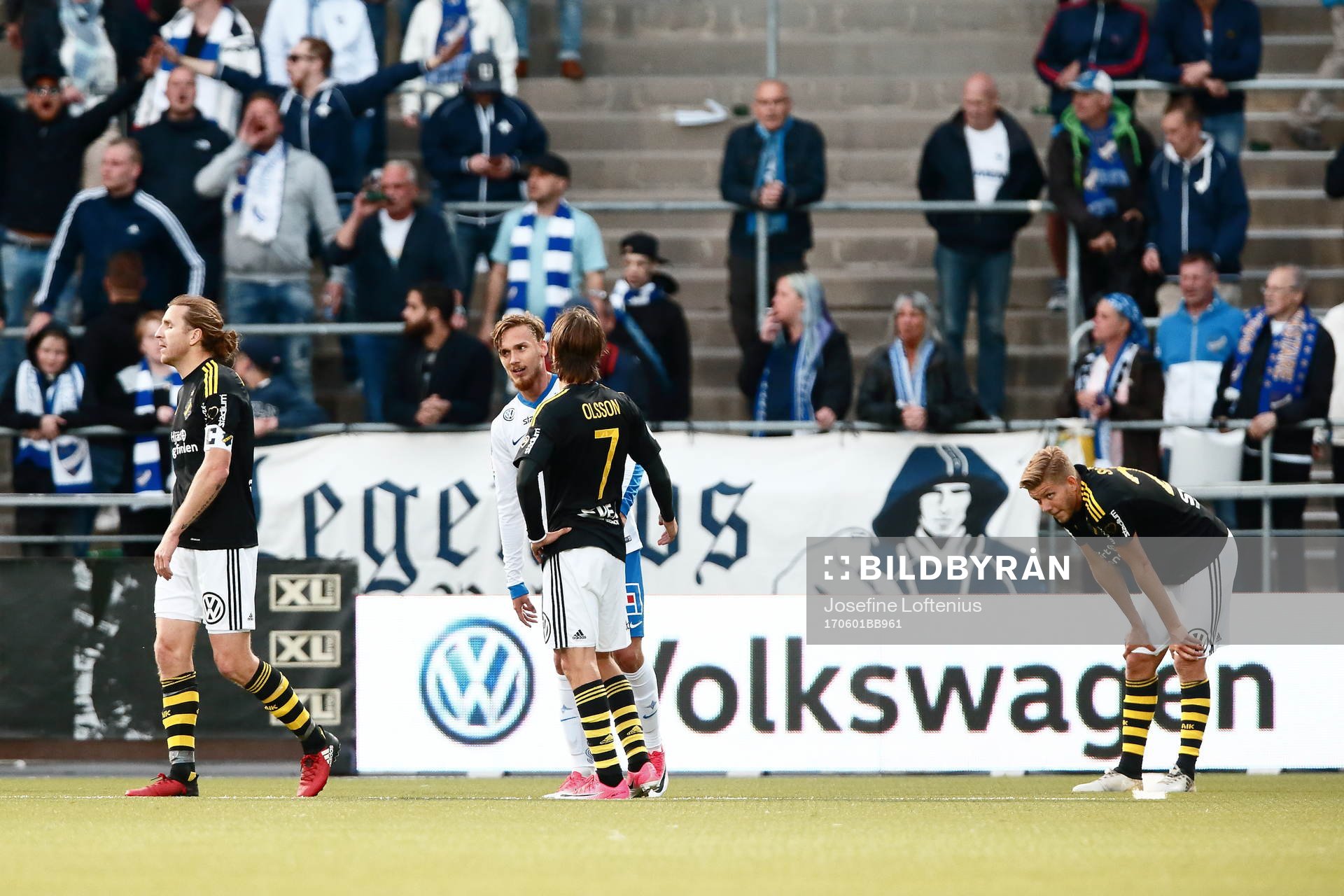 s Kristoffer Olsson pratar med Norrköpings Linus Wahlqvist
