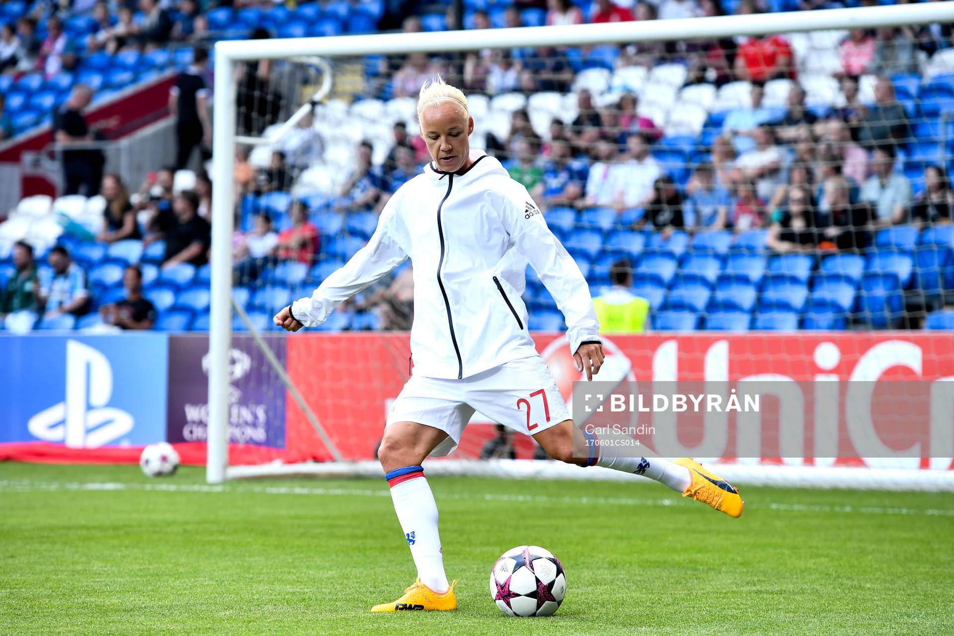 Lyons Caroline Seger värmer upp