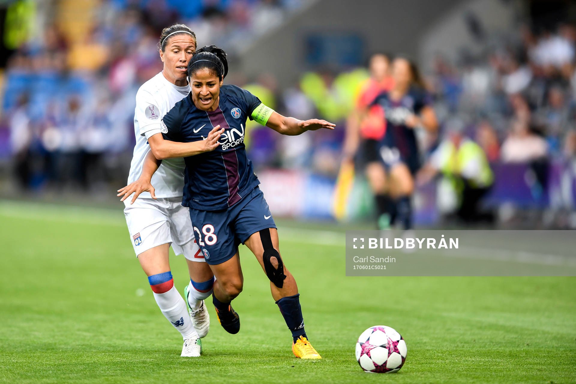 Lyons Camille Abily och Paris Shirley Cruz Trana under finalen i Champions League mellan Lyon och PSG den 1 juni 2017 i Cardiff.